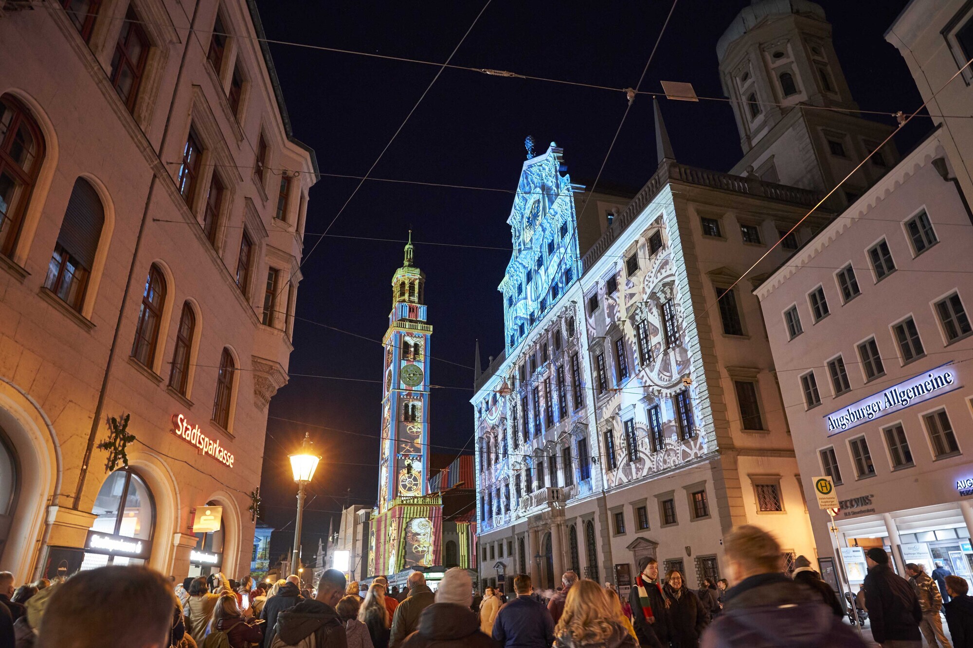 Ähnlich wie bei den Night Lights 2021 werden zur Shopping Night zahlreiche Menschen abends in die Augsburger Innenstadt ziehen.
