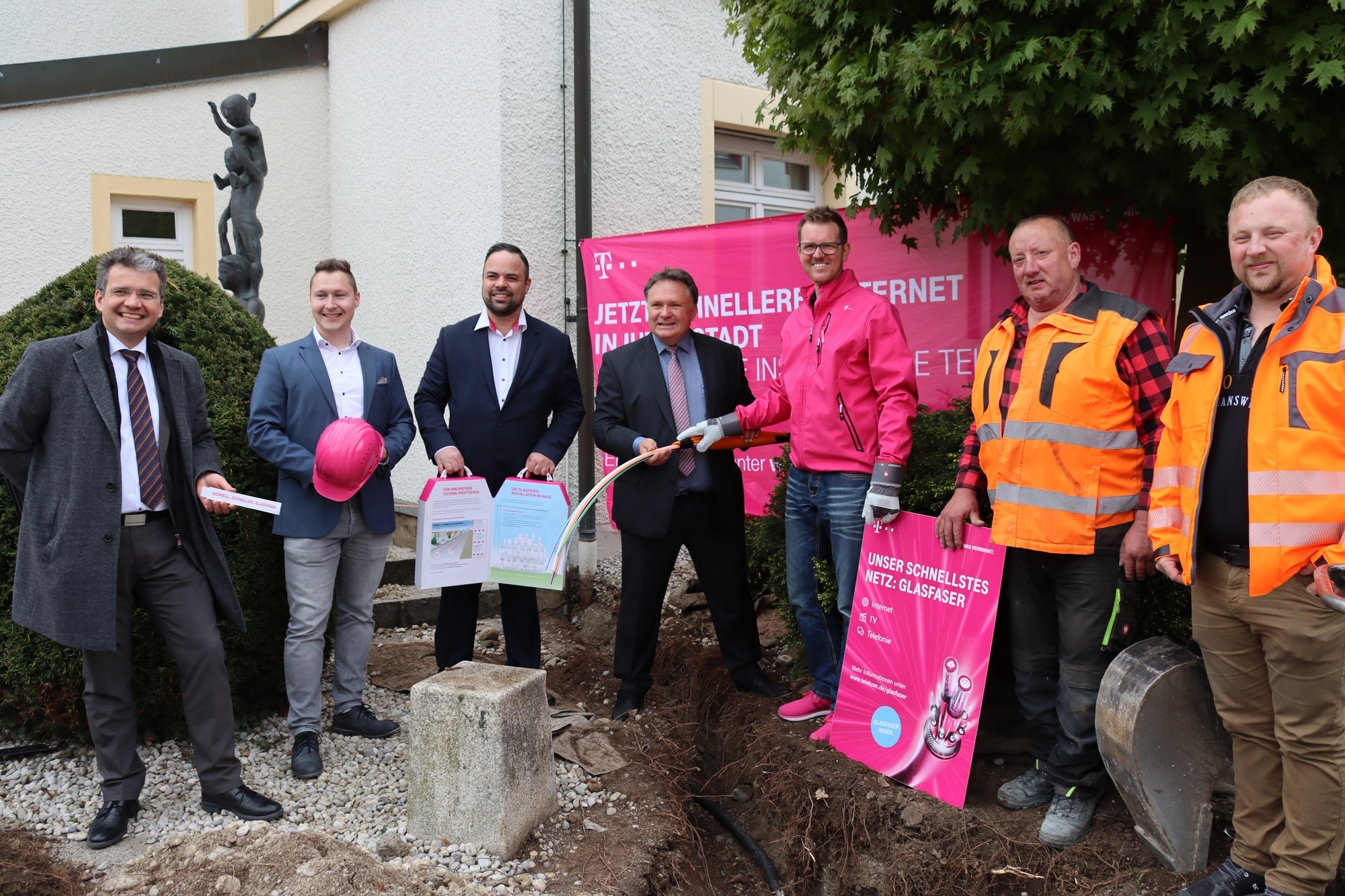Der Spatenstich der Telekom in Kaufbeuren zum Glasfaserausbau. Foto: Stadt Kaufbeuren