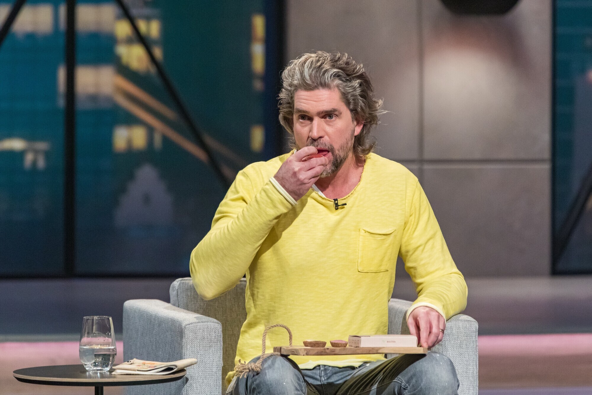 Nils Glagau probiert einen „NiceTart". Foto: RTL/Bernd-Michael Maurer.