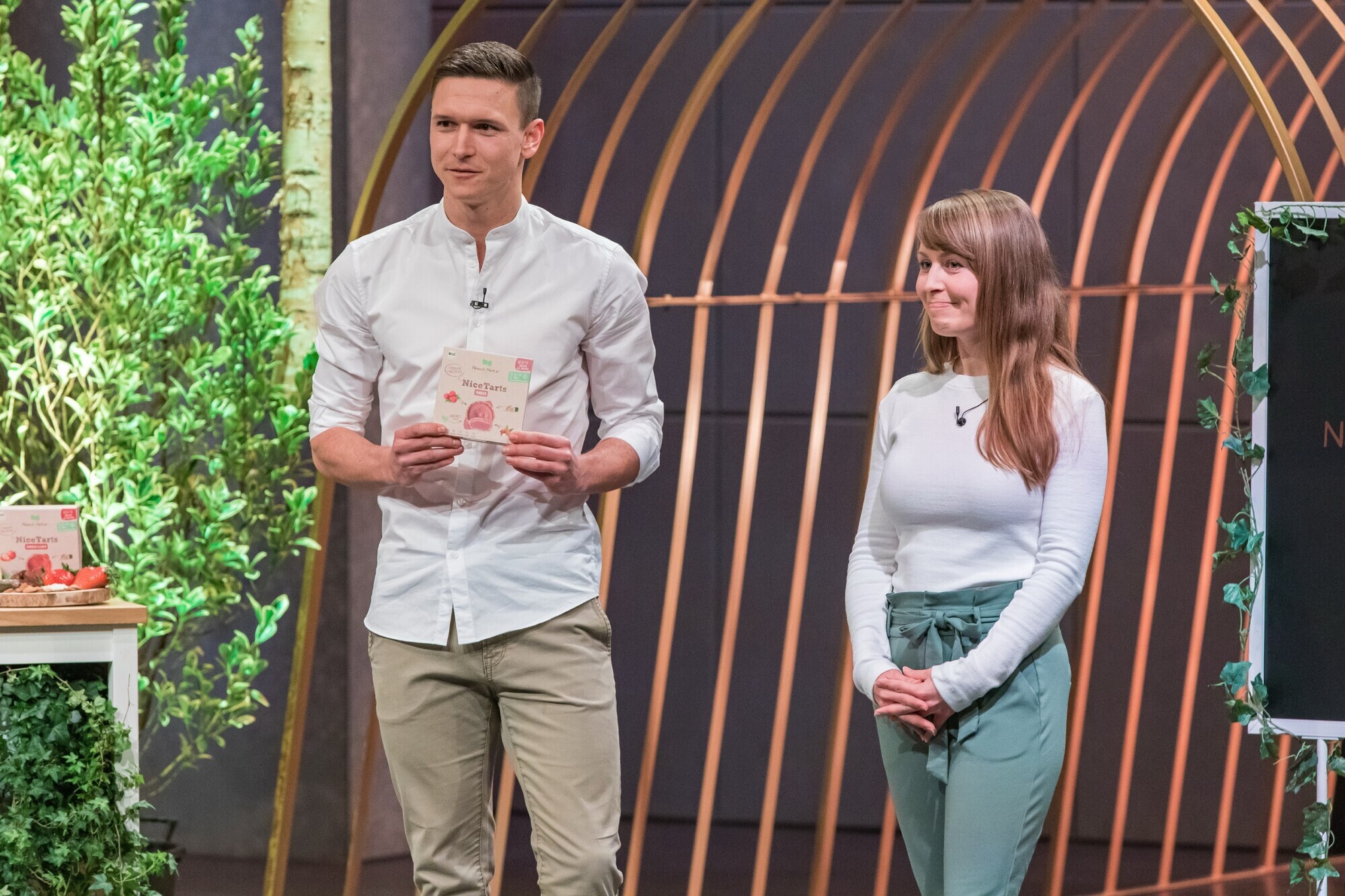 Markus Smarzoch (32) und Andrea Schlumpp (31) mit ihren NiceTarts bei „Die Höhle der Löwen”. Foto: RTL/Bernd-Michael Maurer.