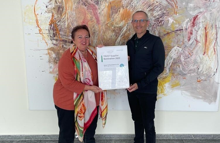 Karin Berger-Haggenmiller und Oswald Berger, CEOs der Berger Gruppe, nehmen die Schaeffler-Auszeichnung entgegen. Foto:Firma Berger