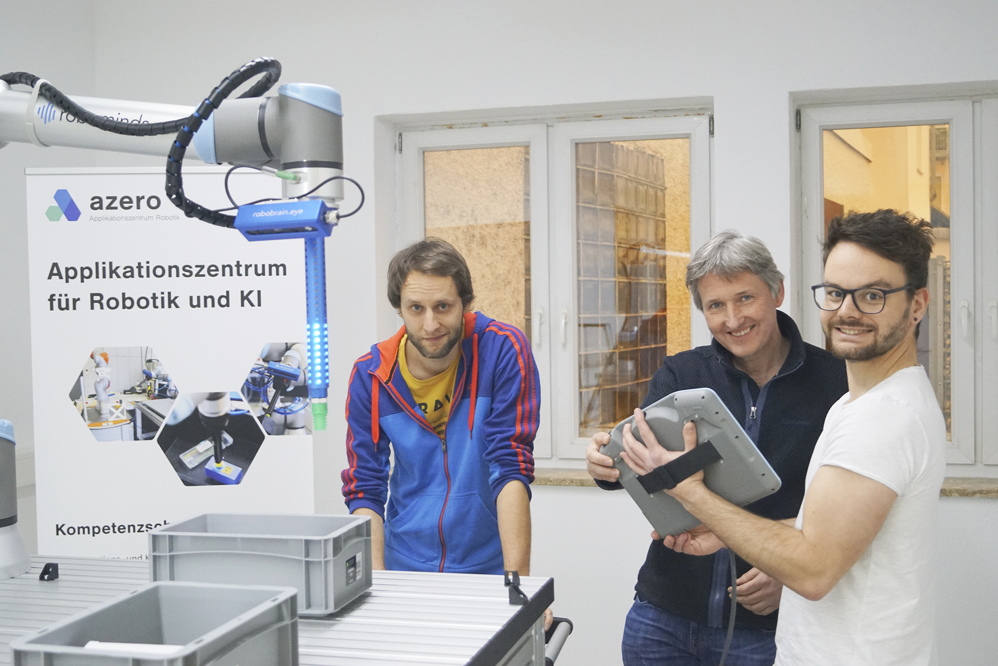 Blick in das Azero-Labor mit dem Team (von links): Vadim Kapp (Softwareentwicklung), Dr.-Ing. Thomas Bongardt (Leiter des Roboterlabors)und  Roman Mair (Applikationsentwicklung). Foto: Andreas Rosner