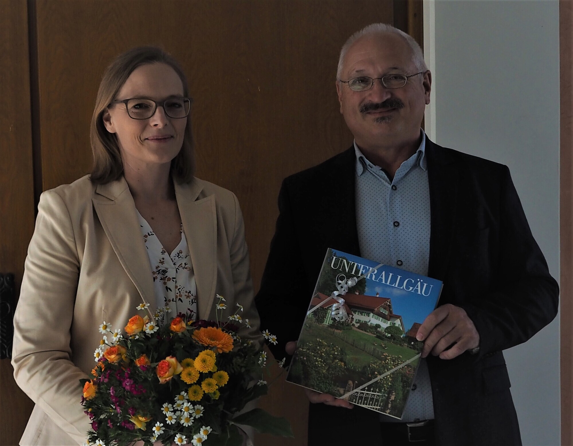 Bettina Kreuzer, Geschäftsführerin des Jobcenters Unterallgäu ab dem 1. Juni, und Alfred Falger, scheidender Geschäftsführer. Bild: Agentur für Arbeit Kempten-Memmingen.