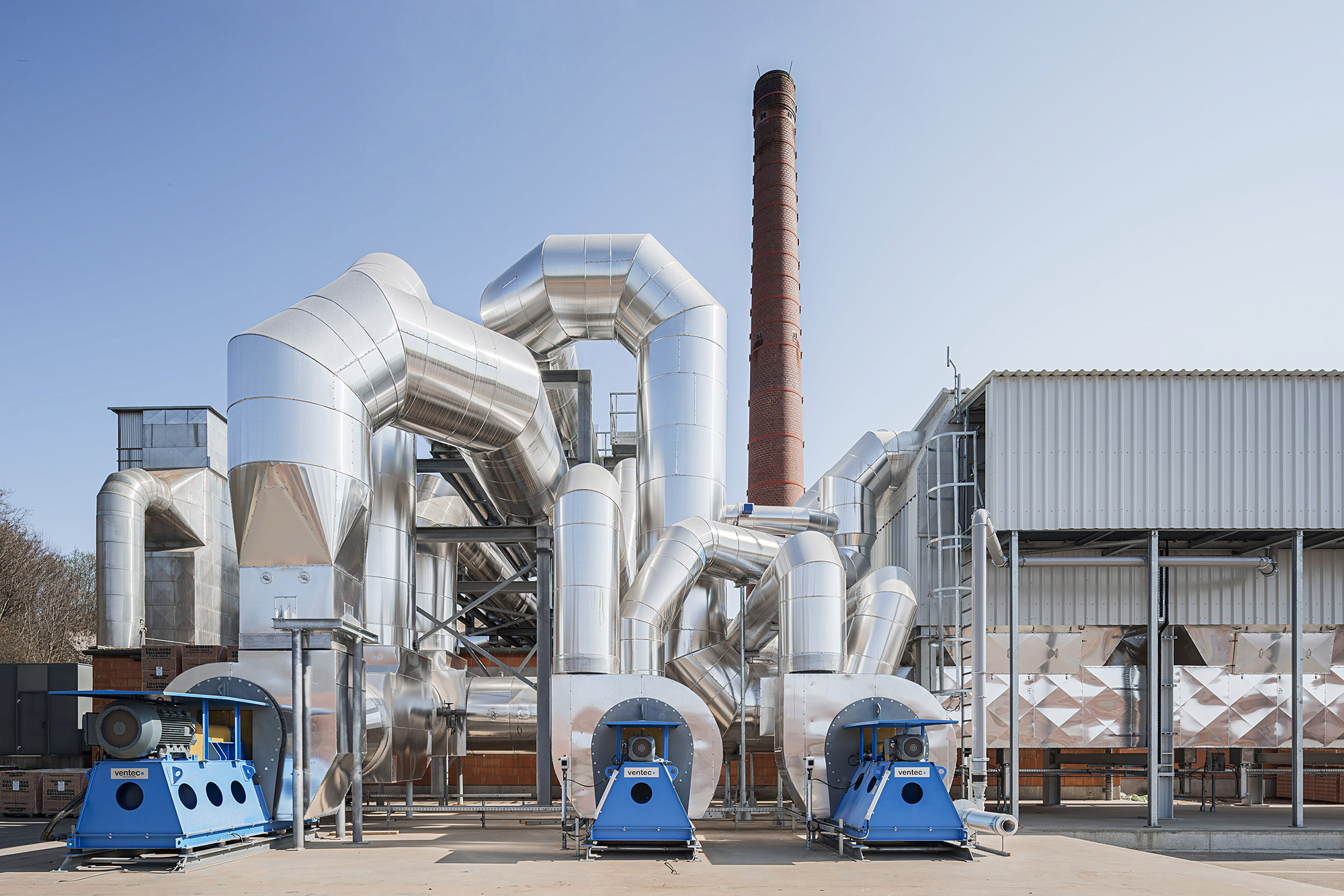 Die modernisierte Rauchgasreinigungsanlage des Ziegelwerks Bellenberg soll Schadstoffe reduzieren. Foto: tdx/Ziegelwerk Bellenberg/Gerd Schaller