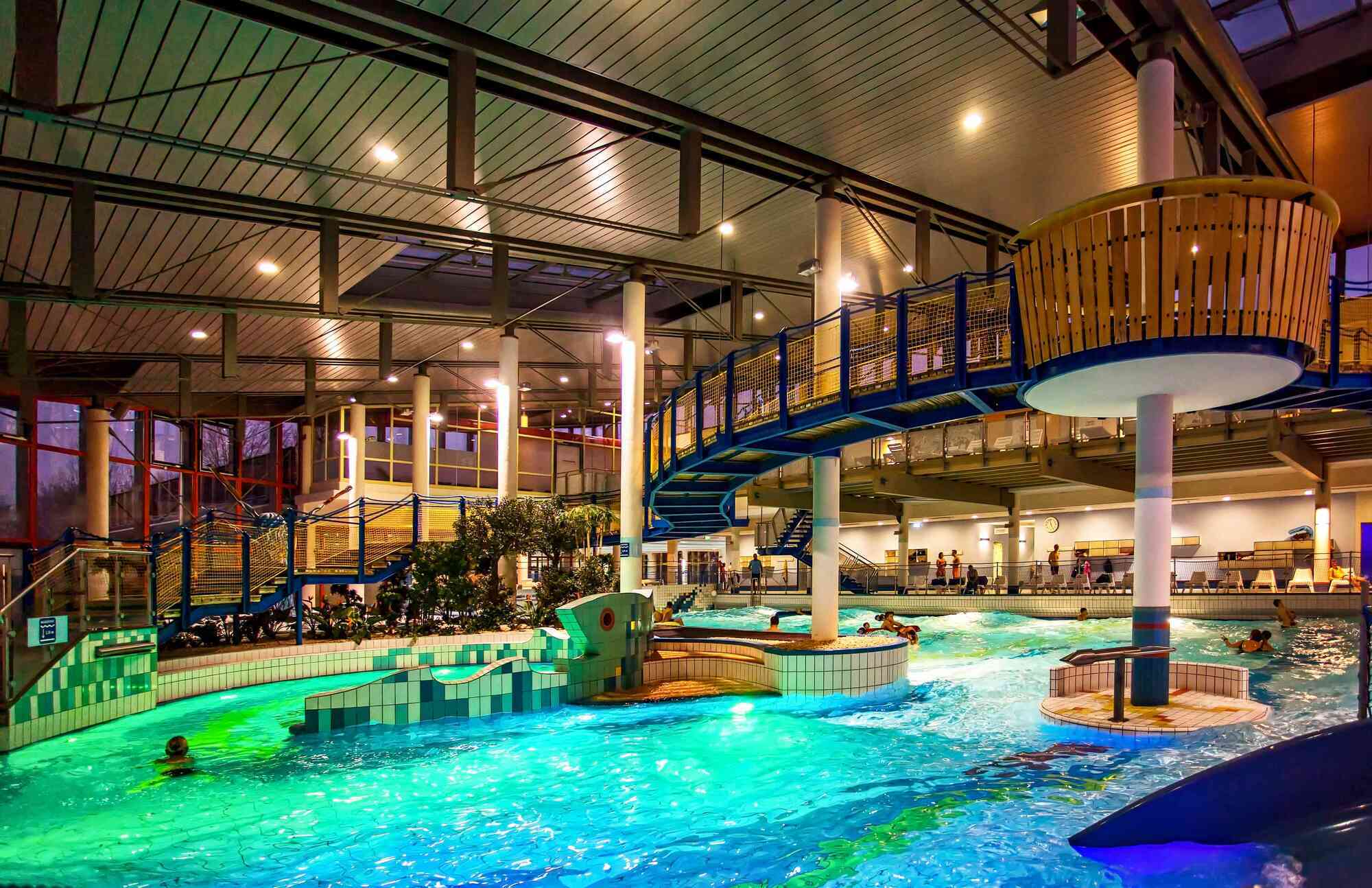 Die Donaubad- Halle bei Nacht. Bild: Donaubad.