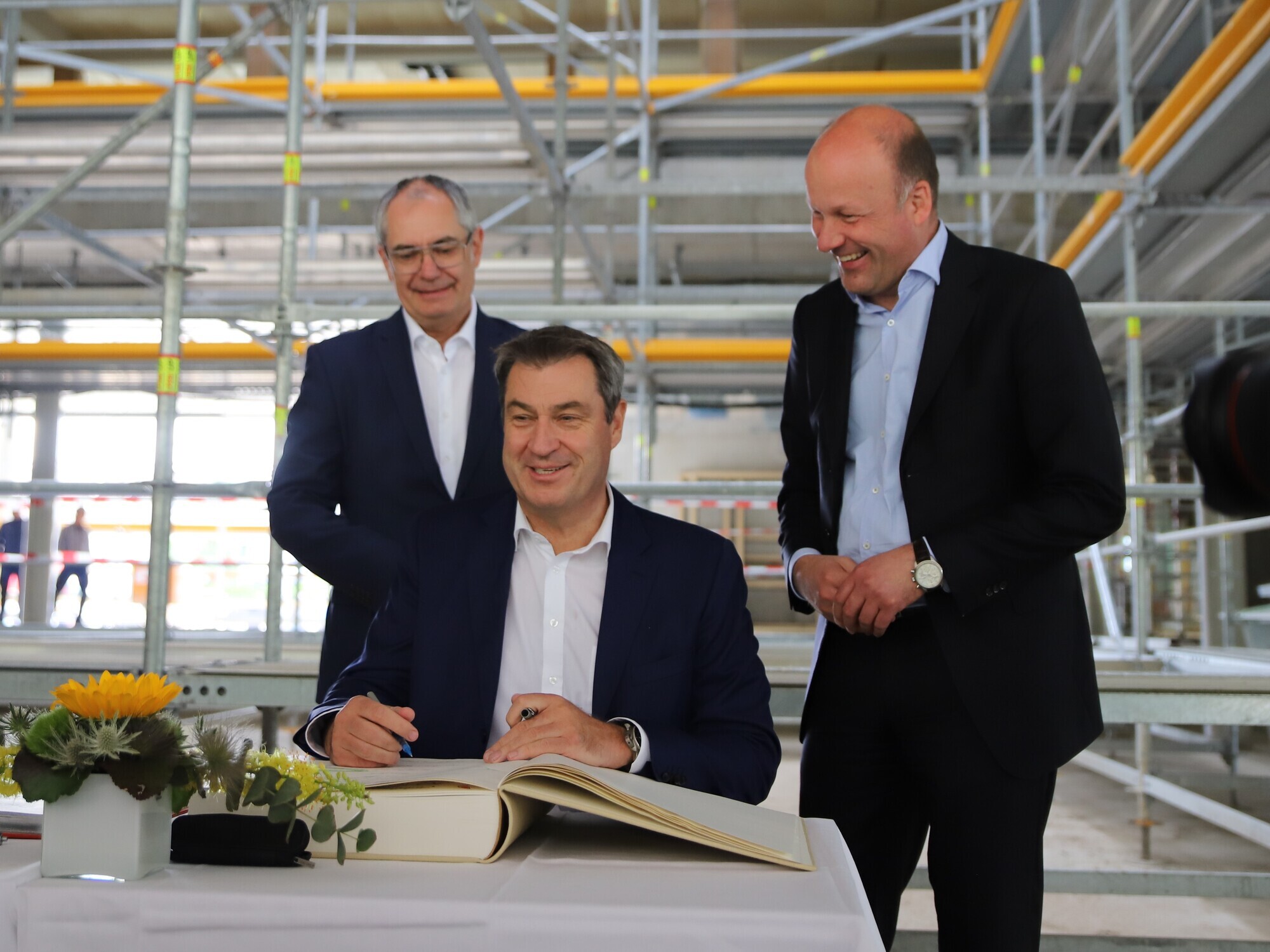 Zum Richtfest am Neubau des Paul-Klee-Gymnasiums begrüßte Landrat Martin Sailer den Bayerischen Ministerpräsidenten Markus Söder. Bild: Jens Reitlinger