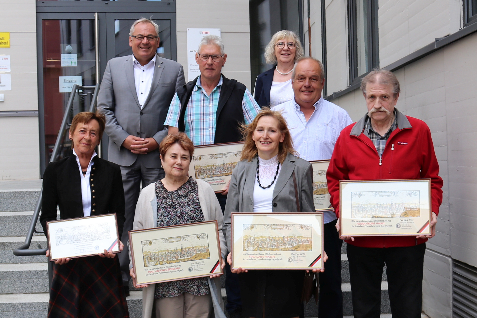 Eim Gruppenbild der Mitarbeitenden, die in den Ruhestand oder in Altersteilzeit verabschiedet wurden. Bild: Stadt Memmingen.