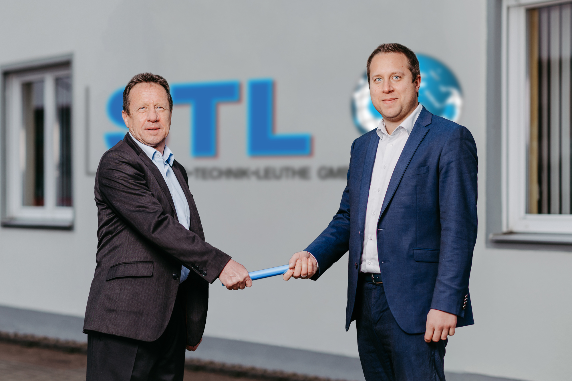 Alfred Leuthe übergibt den Staffelstab an den Nachfolger Daniel Leuthe. Foto: STL