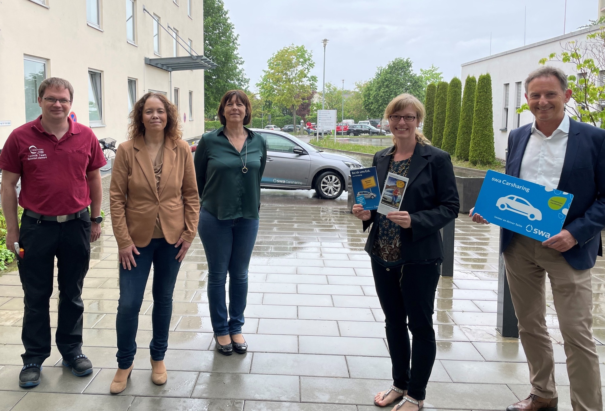 Die Stadtwerke Augsburg Carsharing GmbH und die Stadt Wertingen begrüßen die Kreisklinik Wertingen als neues Mitglied. Bild: Kreiskliniken Dillingen-Wertingen gGmbH.