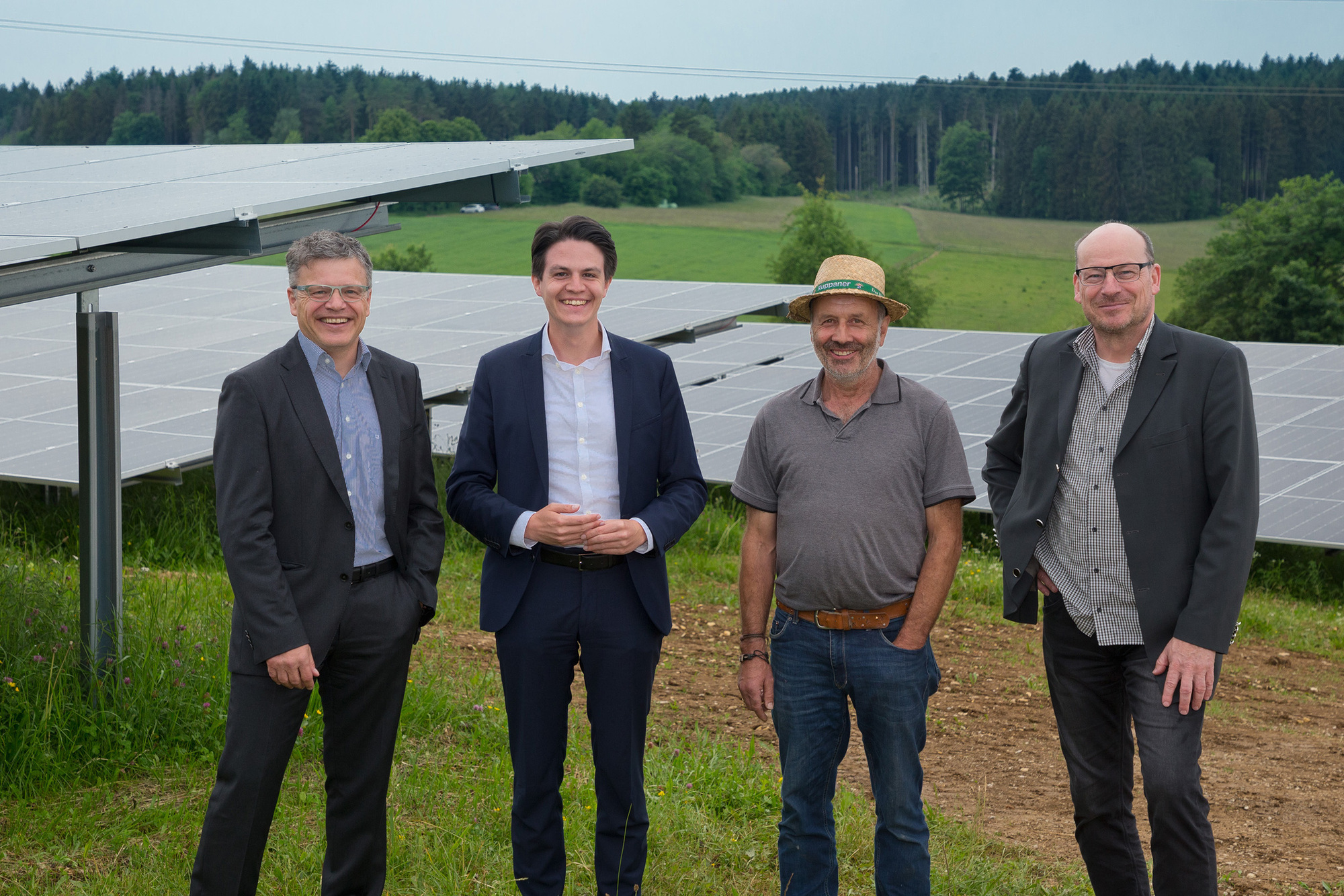 Rolls-Royce Power Systems Technikvorstand und COO, Dr. Otto Preiss, der Tengener Bürgermeister, Grundstückseigentümer Gerhard Weber und solarcomplex-Vorstand vor dem neuen Solarpark im süddeutschen Tengen. Bild: Rolls-Royce.