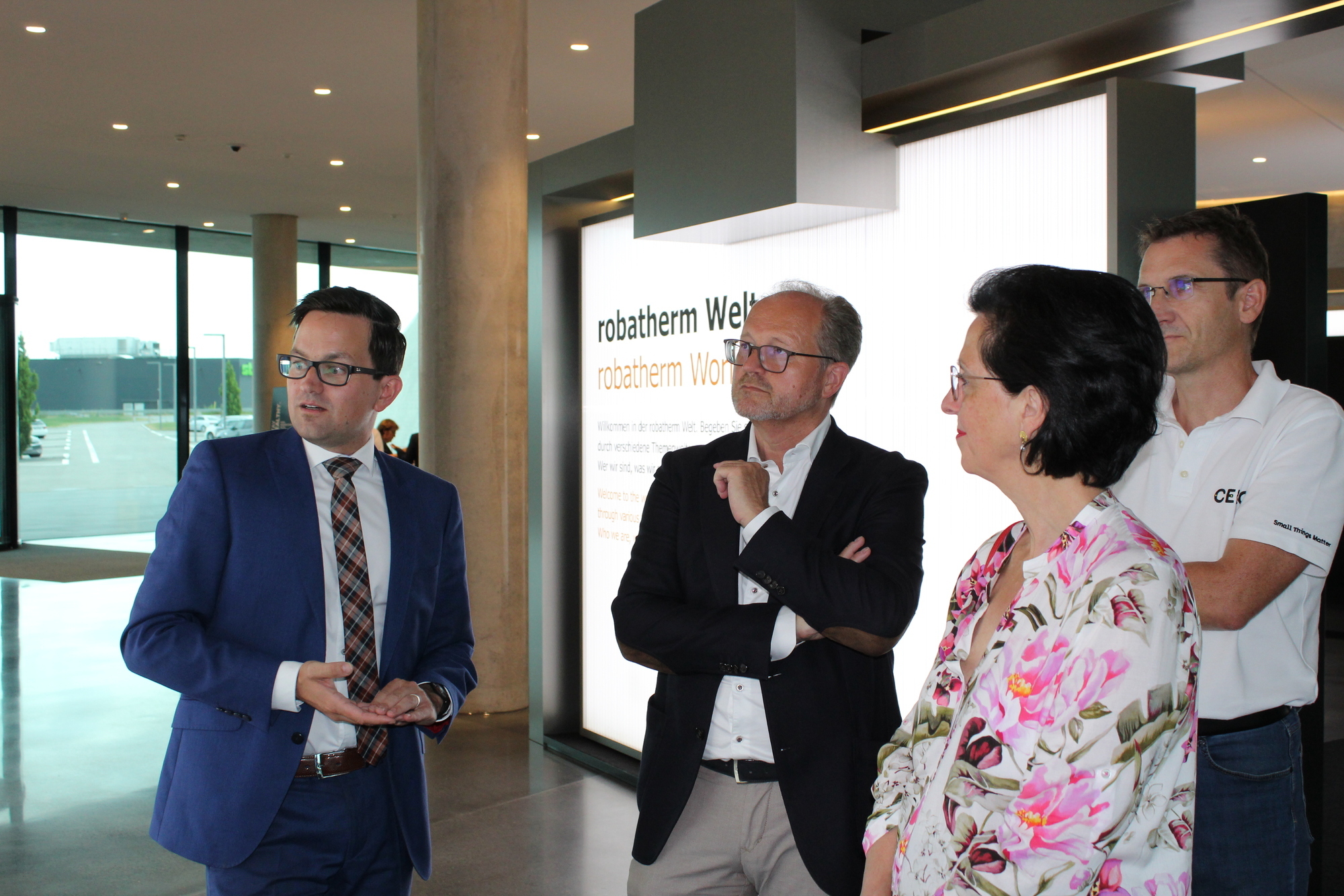 Robert Sauter (links) erklärt den Mitgliedern des Marketingclubs Augsburg das neue Marketingkonzept von Robatherm. Foto: Michael Ermark / B4BSCHWABEN.de