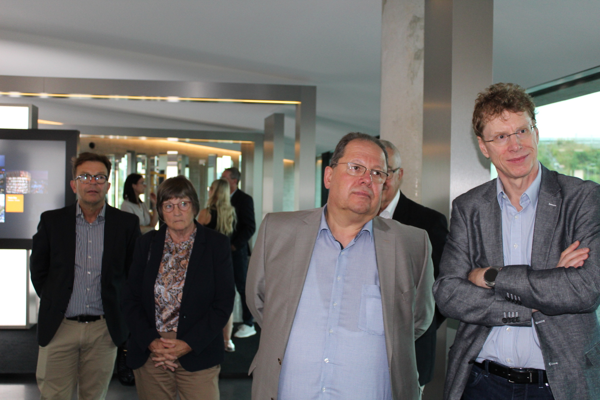 Die Mitglieder des Marketingclubs Augsburg besichtigen die Erlebniswelt von Robatherm. Foto: Michael Ermark / B4BSCHWABEN.de