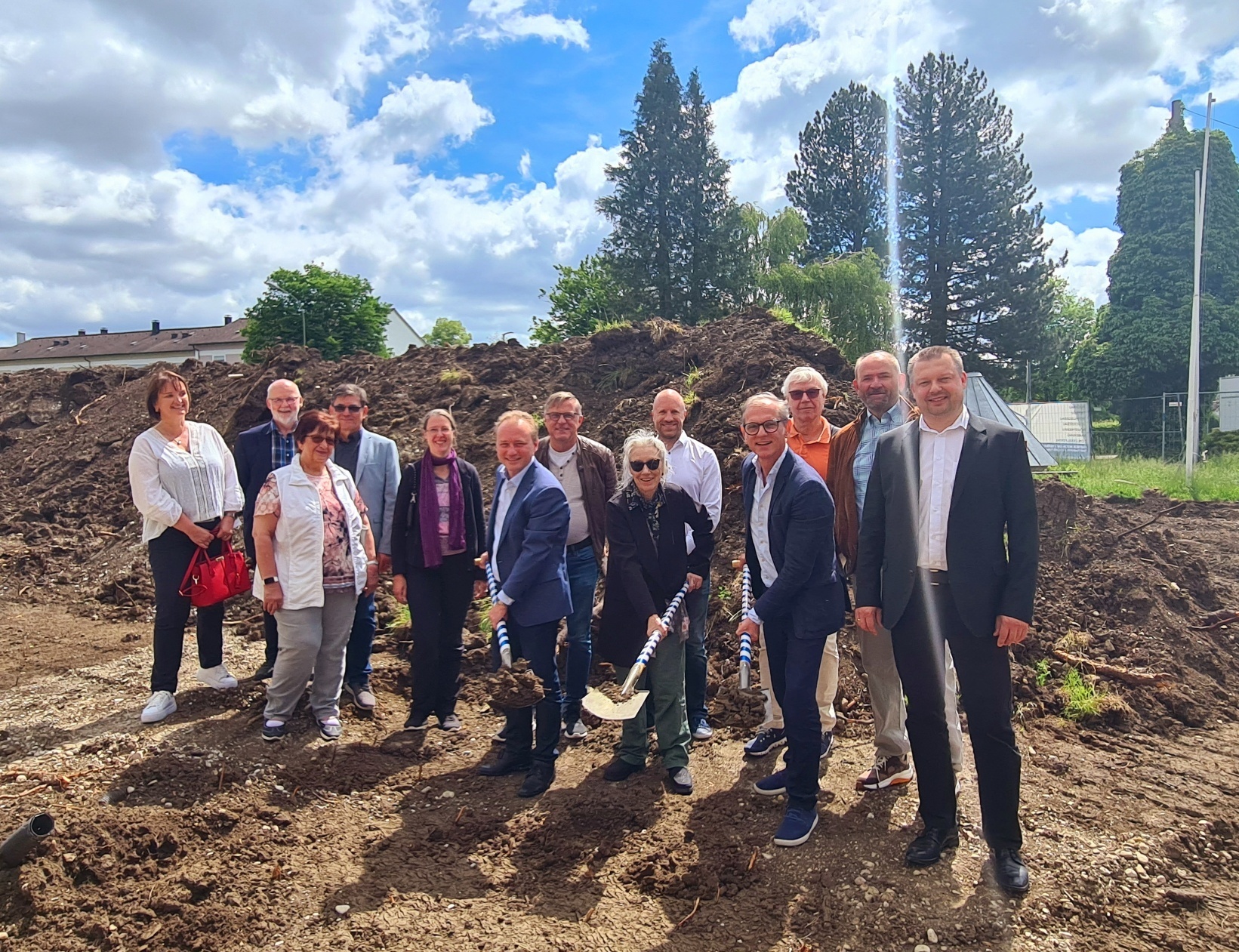 Bei strahlendem Sonnenschein setzten Erster Bürgermeister Klaus Förster, Ulrike Jürges und Roman Adrianowytsch (Architekt) den offiziellen Spatenstich für das Neubauprojekt am Brunnenplatz in der Siedlung. Bild: Pressestelle Stadt Bobingen