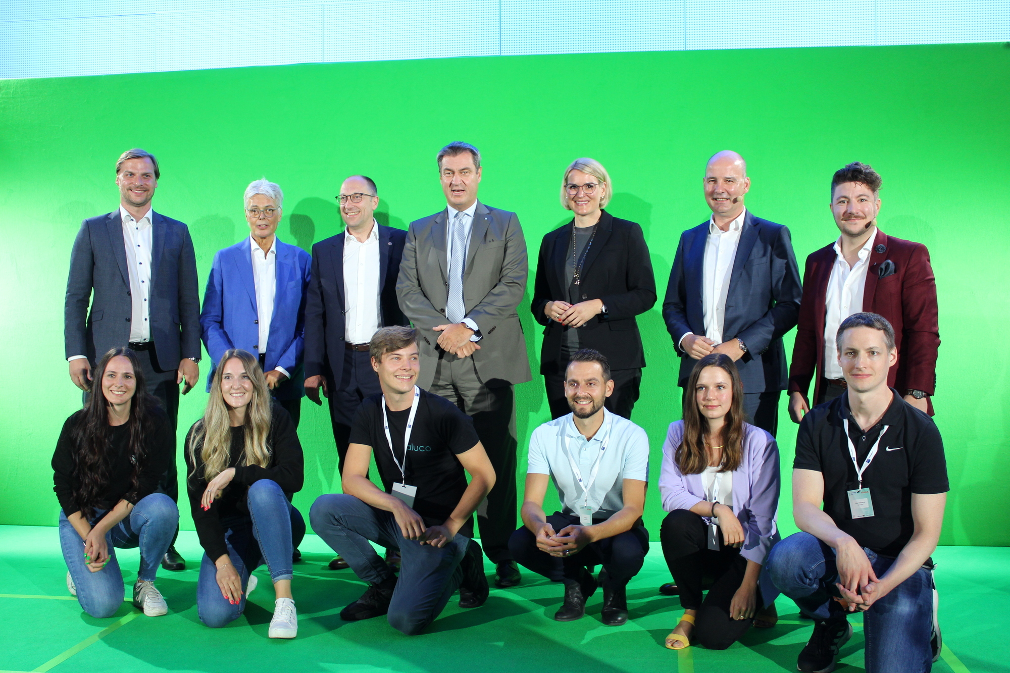 Die Jury von „Schwaben 2030“ und die drei Gewinner Start-ups. Foto: Michael Ermark / B4BSCHWABEN.de