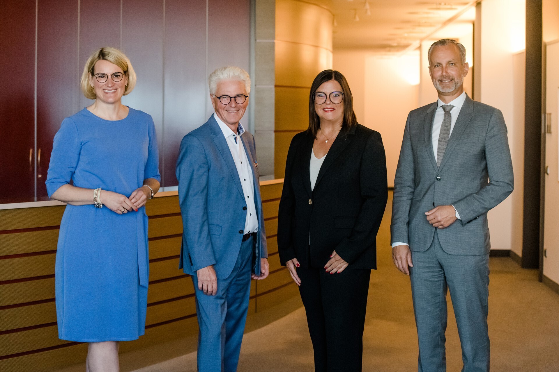 Oberbürgermeisterin Eva Weber, Rolf Settelmeierm Sandra Peetz-Rauch und Roland Eichmann, 1. Bürgermeister Friedberg. Foto: Stadtsparkasse Augsburg.