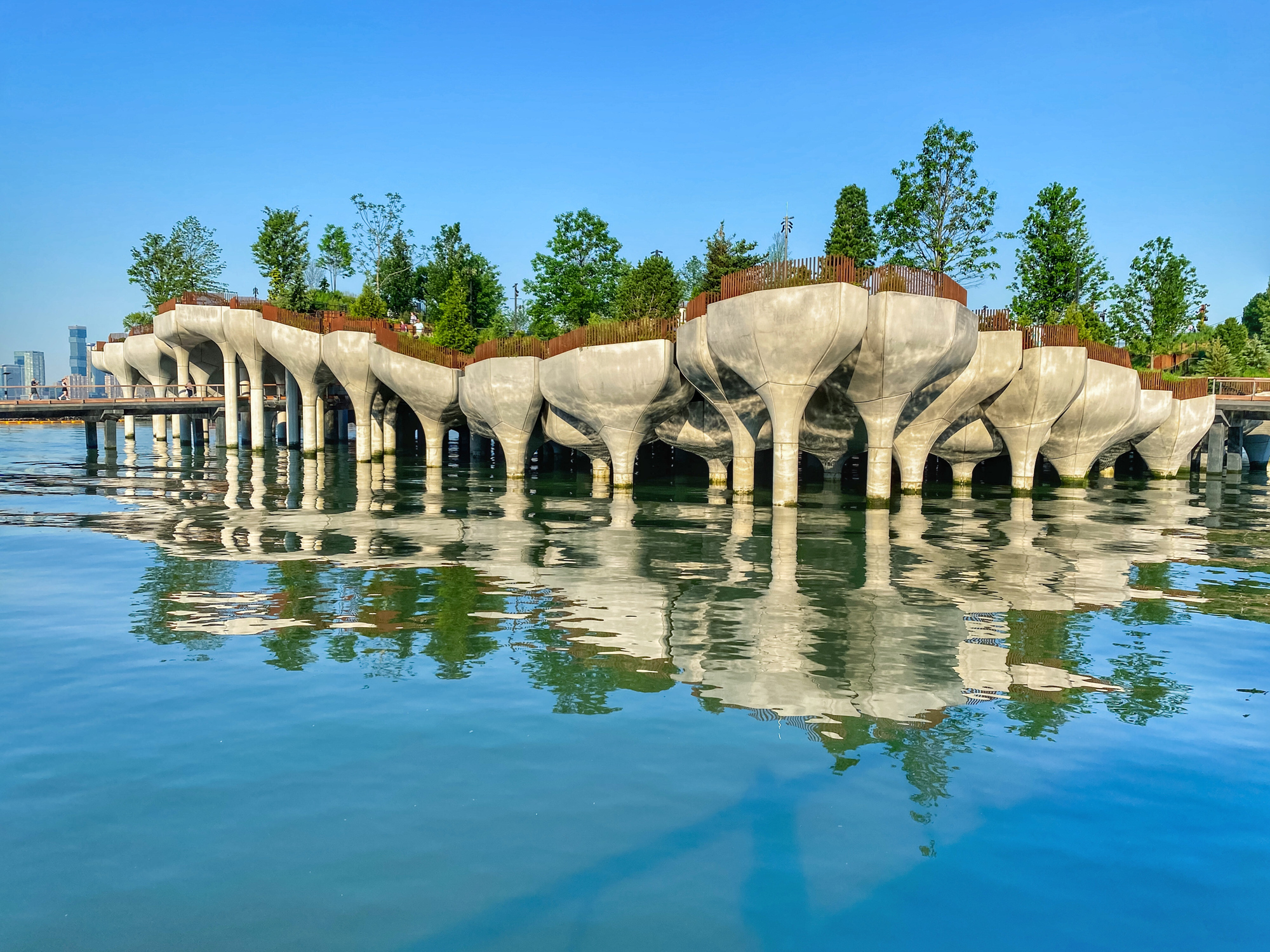 Die künstliche Insel besteht aus 132 aus dem Wasser ragenden Betontulpen. Foto: Michael Dean Shelton (iStock)