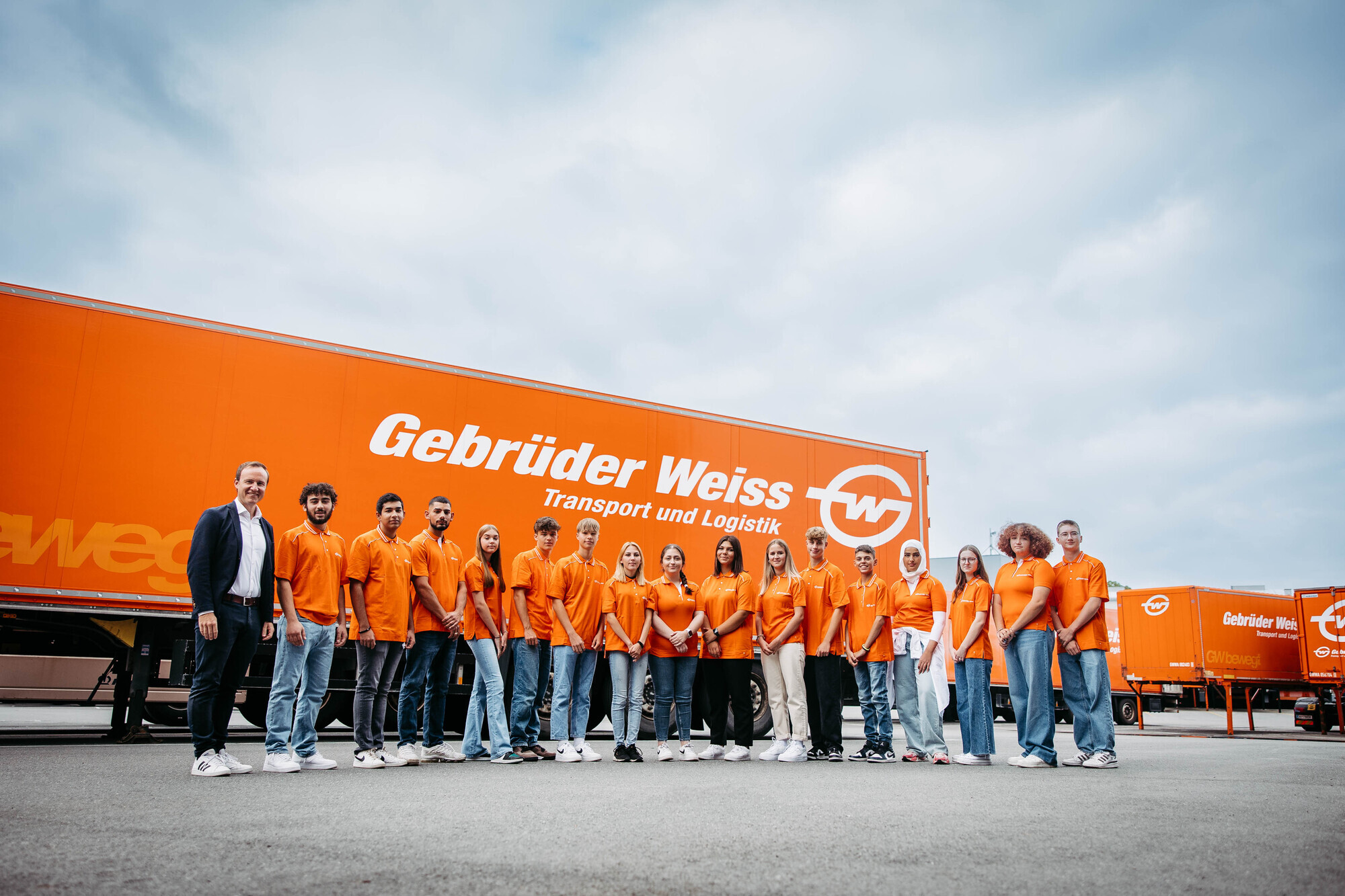 95 Lehrlinge starten ihre Ausbildung bei Gebrüder Weiss in Deutschland, Österreich und der Schweiz. Hier im Bild: Die 16 neuen L