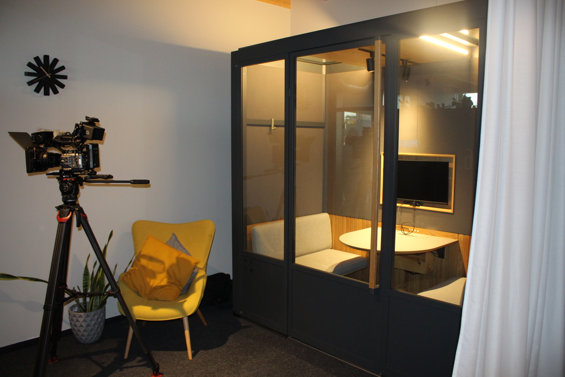 Kann von allen im Coworking-Space genutzt werden: Eine Studio-Box zum Podcasten. Foto: B4BSCHWABEN.de