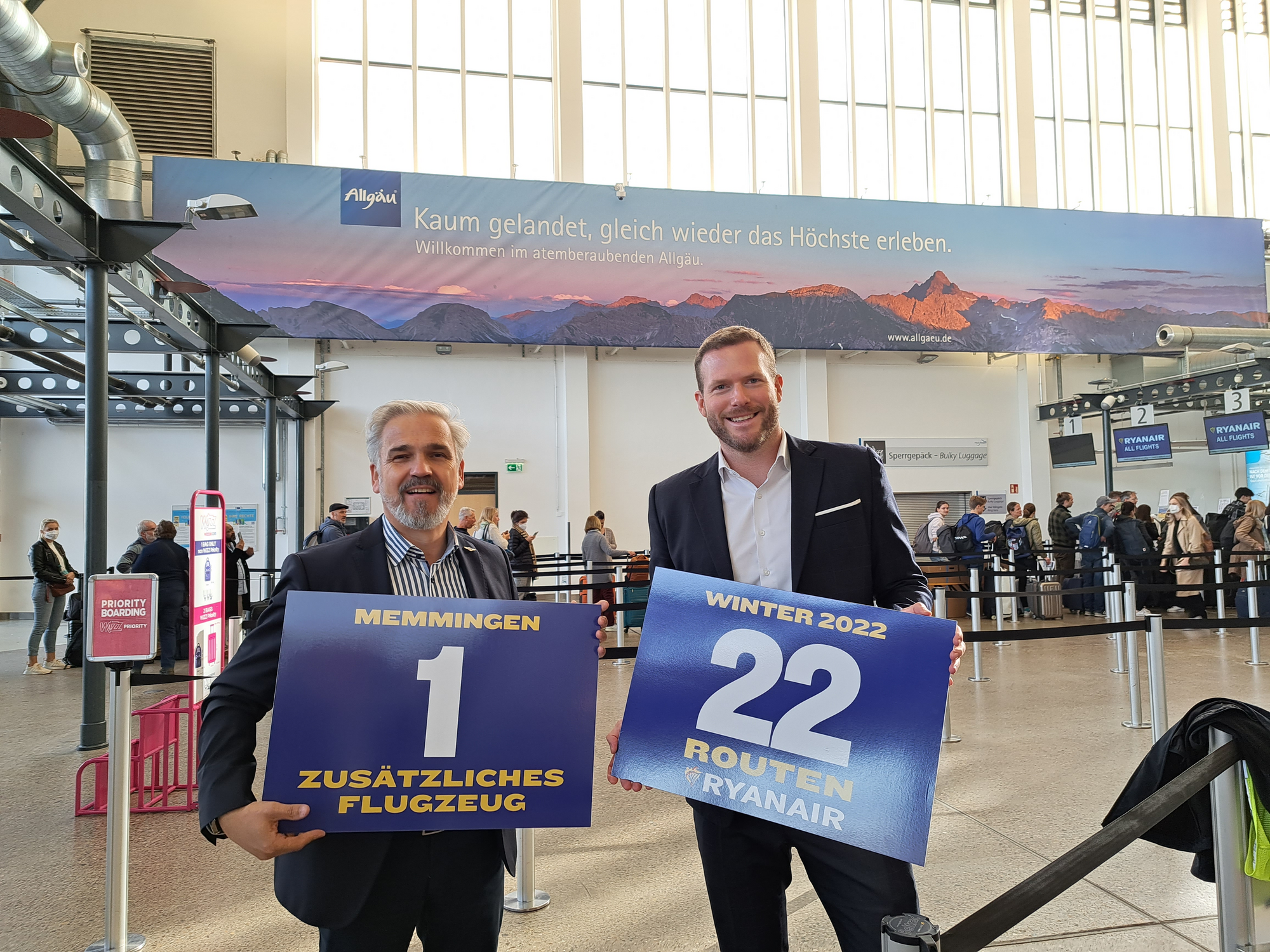 Allgäu Airport Geschäftsführer Ralf Schmid (links) und Ryanair DACH Sprecher Andreas Gruber (rechts). Foto: Ryanair