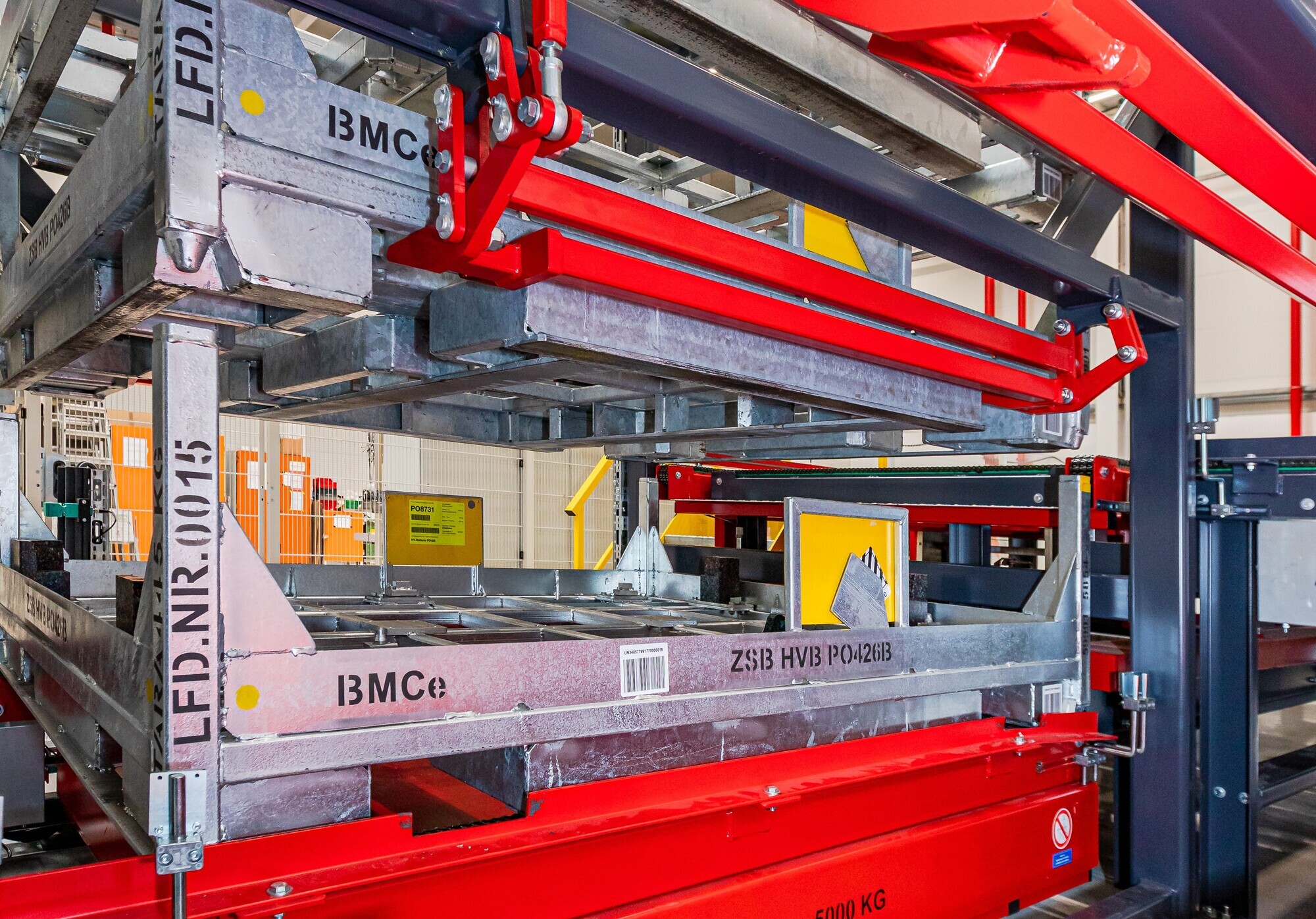 Ein Schwerlast-Hubtisch und eine Greiferkonstruktion im Senkrechtförderer ermöglichen die Stapelung von bis zu vier Stahlpalet