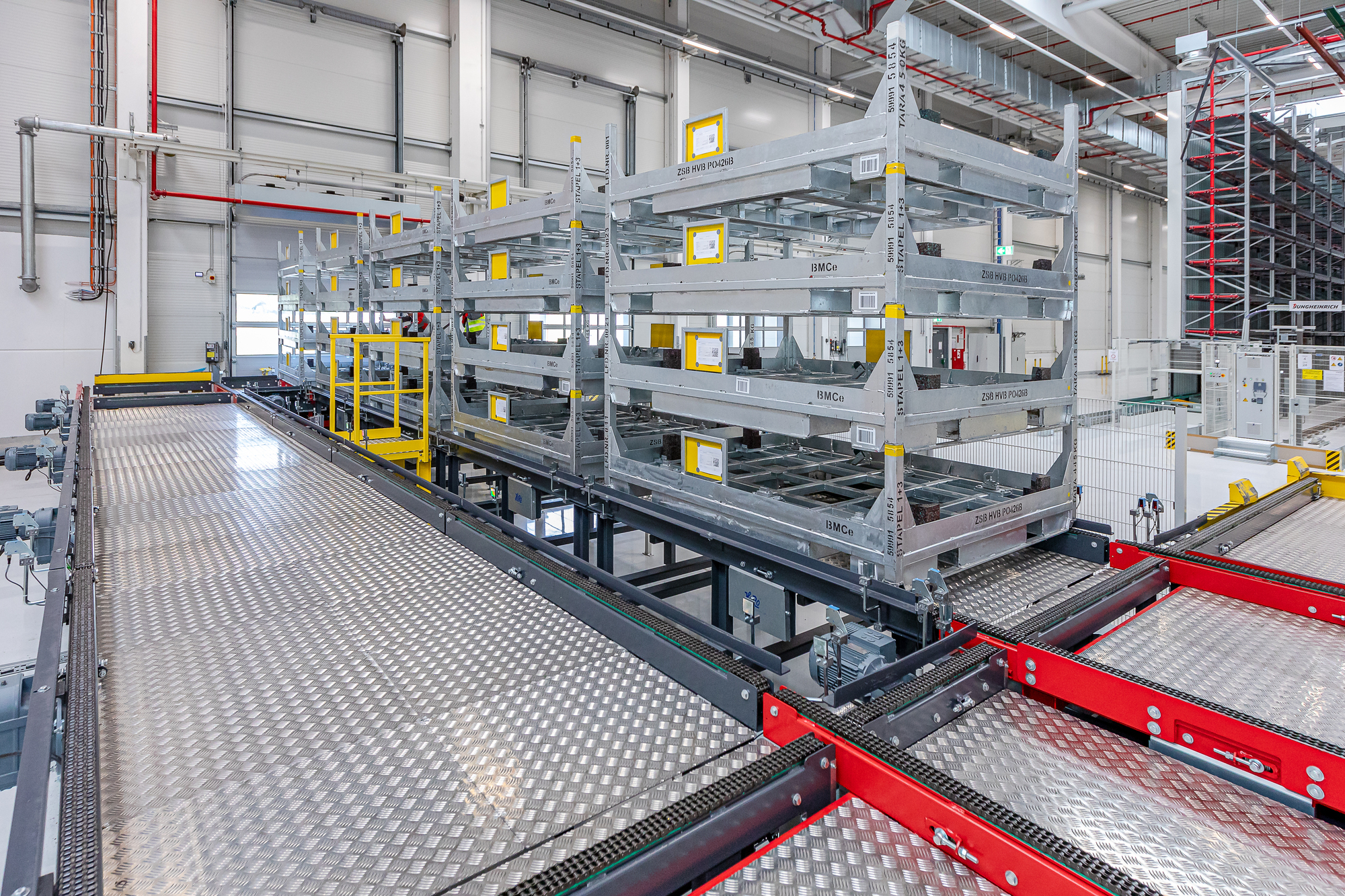 21 Tonnen Transportkapazität auf dem Kettenförderer - Betteriemodule bereit für die LKW-Verladung.