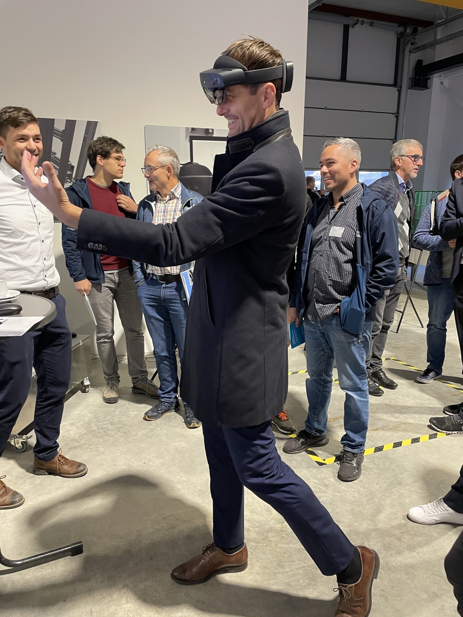 Christian Wilhelm (Erster Bürgermeister Stadt Sonthofen) mit Datenbrille: Durch die HoloLens kann ein virtuelles Modell einer re