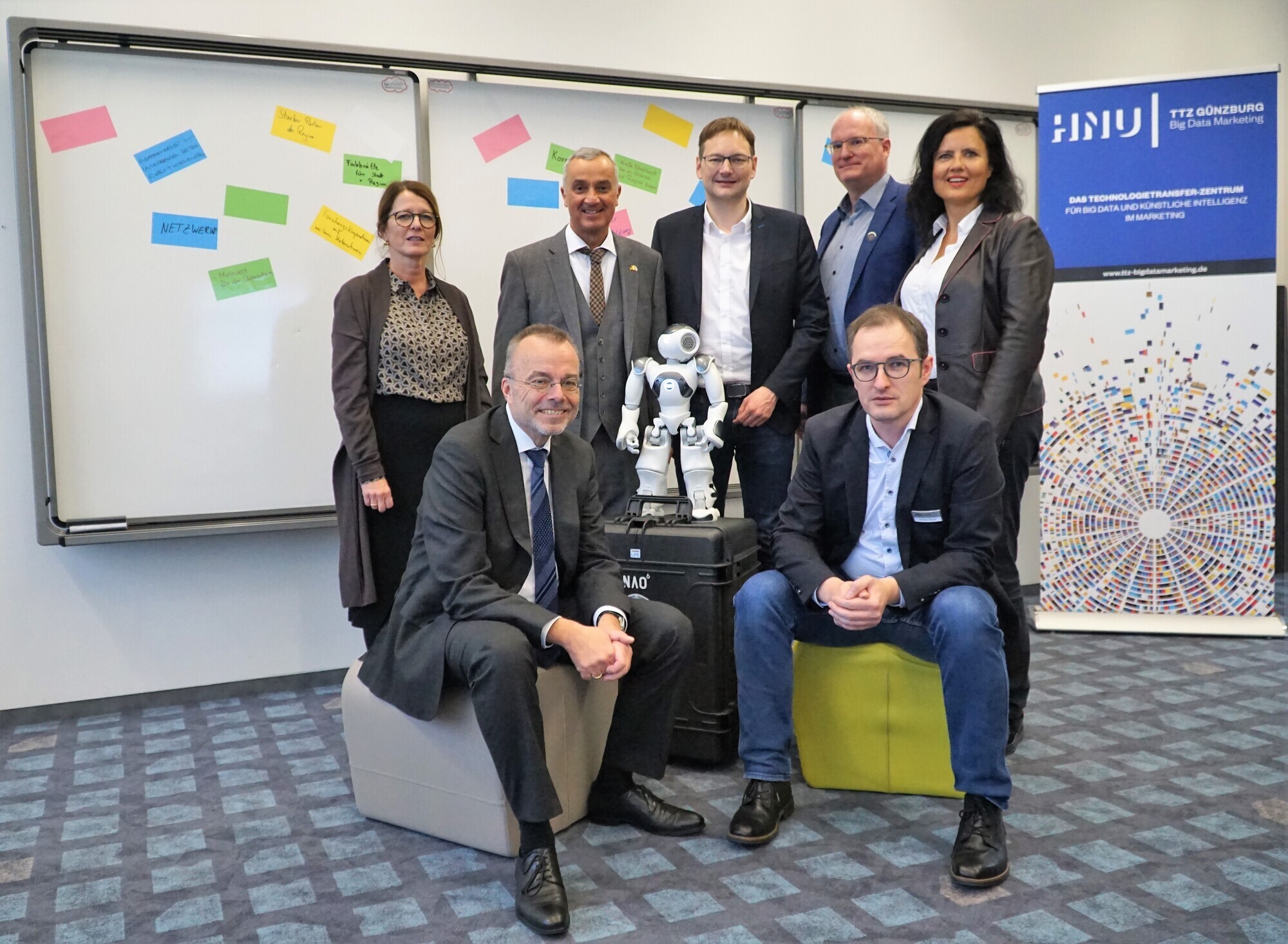 Stehend von links: Prof. Dr. Sylvia Schafmeister (Vize-Präsidentin der Hochschule Neu-Ulm), Oberbürgermeister Gerhard Jauernig,