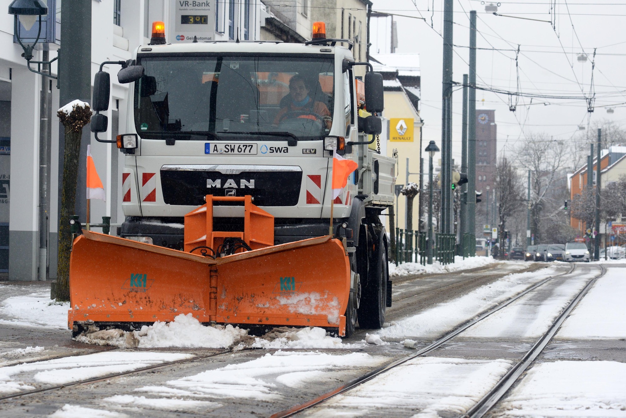 Wo der Räumdienst des städtischen Winterdienstes nicht hinkommt, räumt der swa-Schneepflug die Strecke frei: Wie etwa auf separa