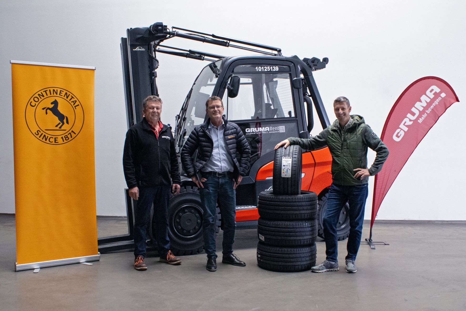 Gabelstaplerfahrer Erwin Brummer (rechts) erhält seine Siegprämie von Continental Mitarbeiter Holger Gehret (mitte) und Johann B