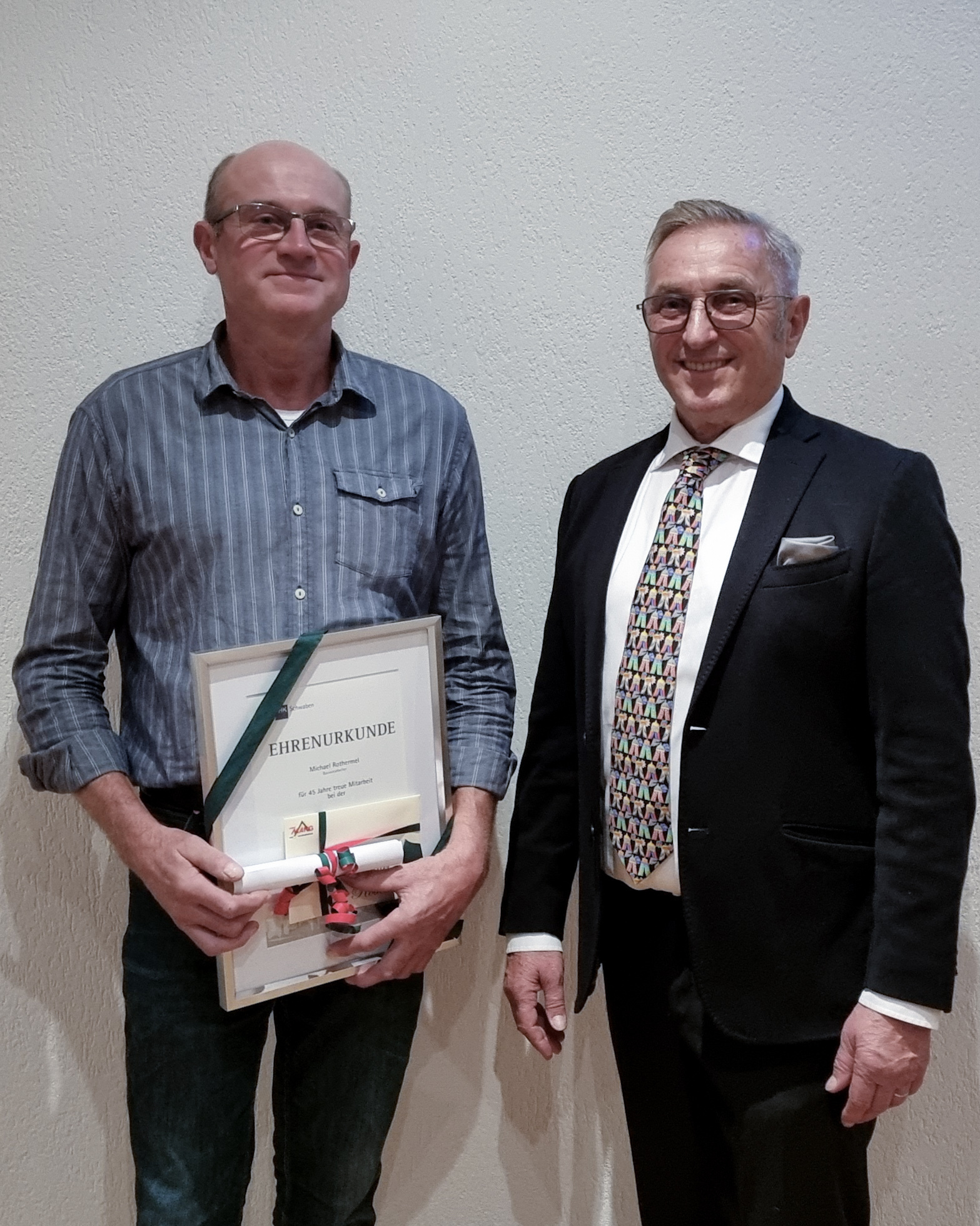 Roland Mang (rechts) ehrte seinen langjährigen Weggefährten, Maurer und Polier Micheal Rothermel. Foto: Mang