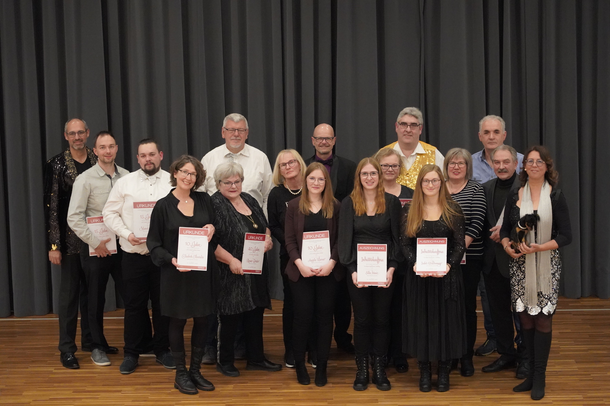 Diese Reflexa-Mitarbeiter wurden für ihre angjährige Betriebszugehörigkeit oder besondere Leistungen geehrt.