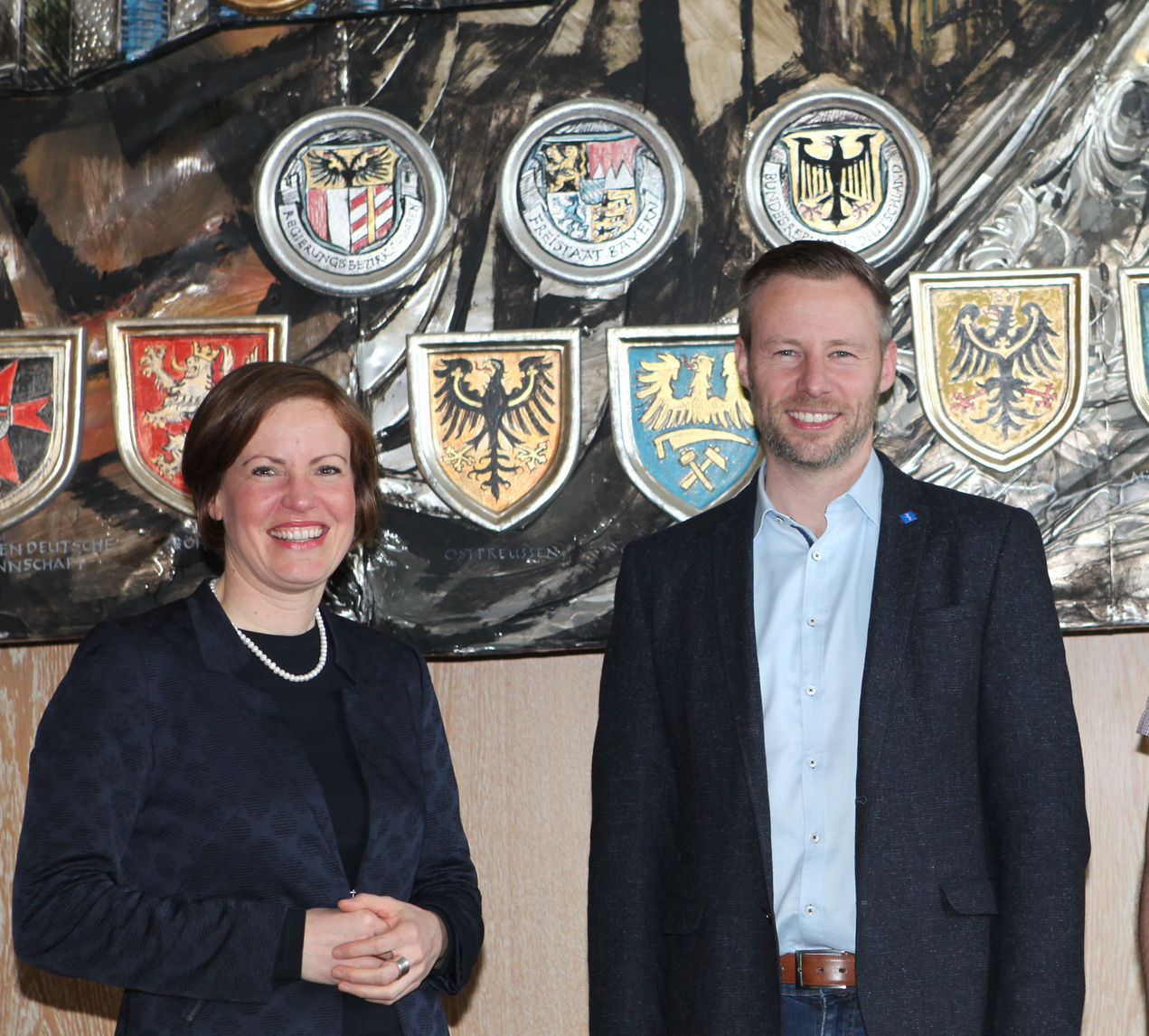 V. l. n. r.: Die neue Büroleiterin Veronika Thanner, Landrat Alex Eder und Stefan Kienle, neuer Leiter der Vergabestelle. Foto: