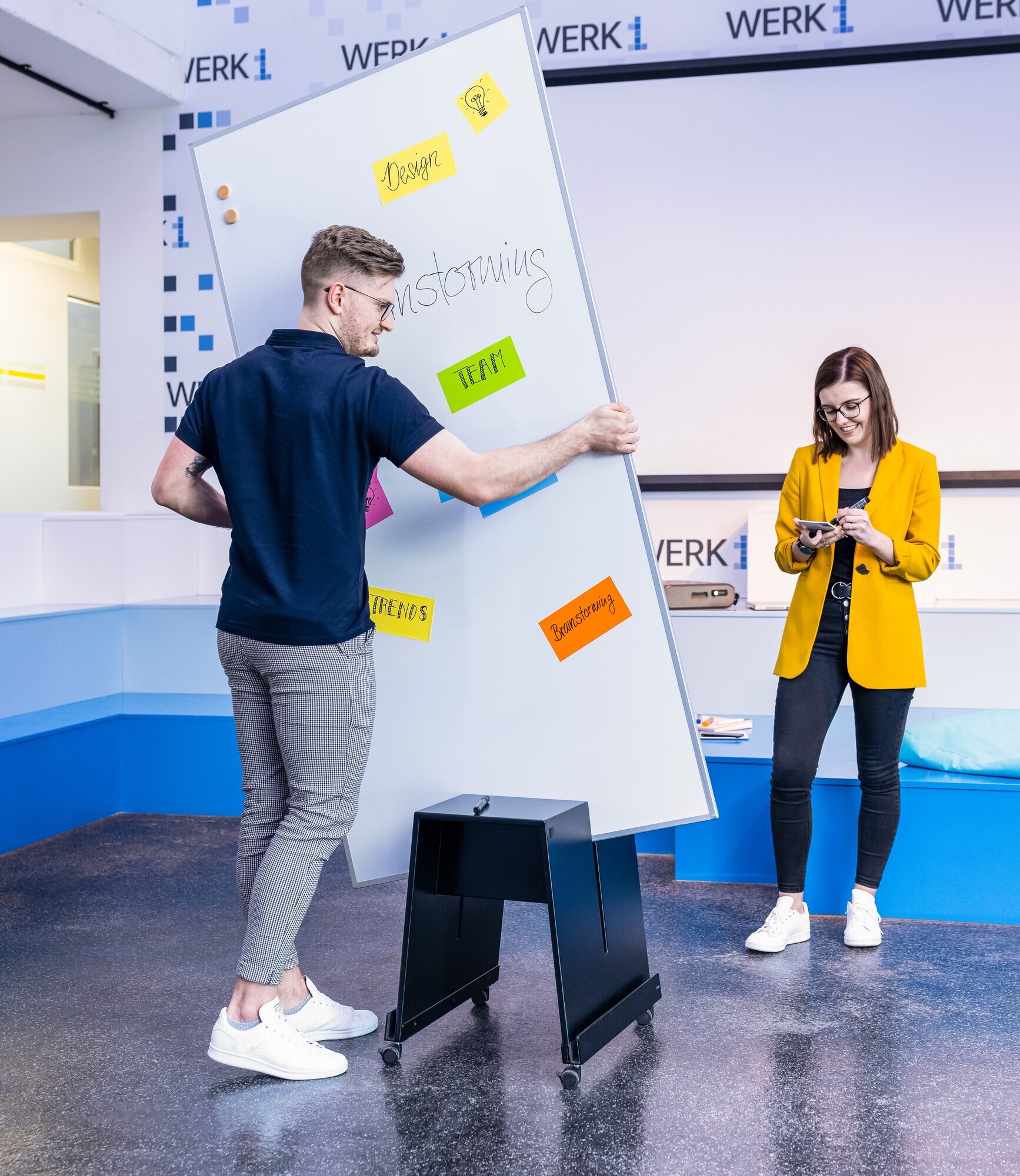 Ein Tool für spontane Meetings oder Workshops: Mit dem agilen Whiteboard „Meet up“ lassen sich Ideen flexibel transportieren. Foto: SIGEL