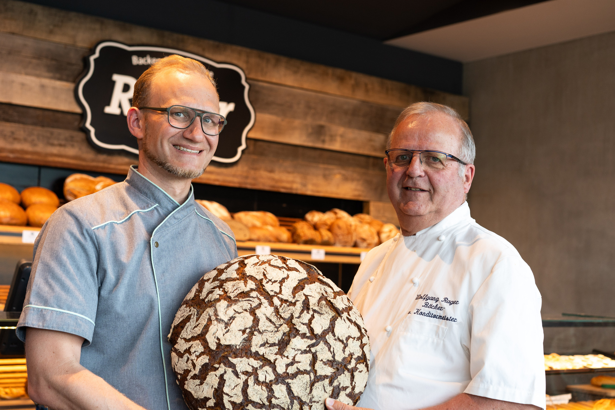 Wolfang Rager (rechts) übergibt sein Unternehmen an Georg Schneider. Foto: Agentur Zwetschke