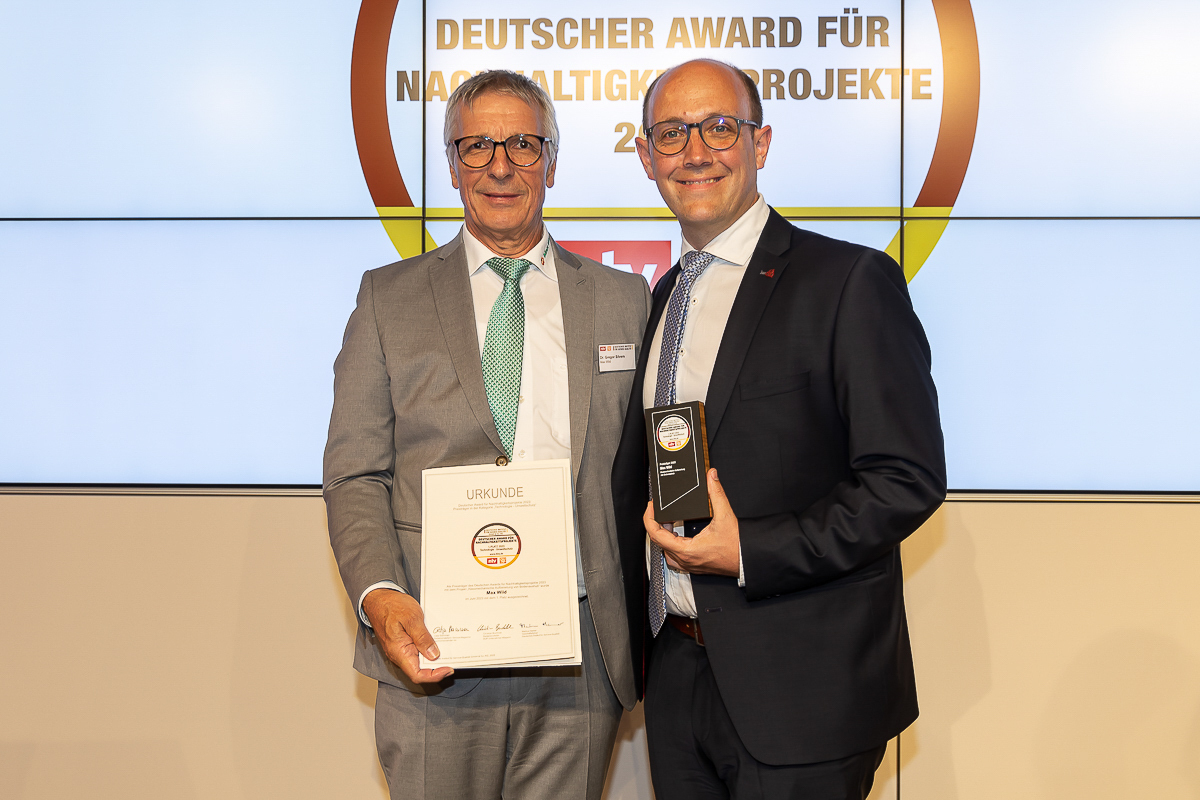 Gregor Silvers (links) und Geschäftsführer Markus Wild (rechts) bei der Preisverleihung in Berlin