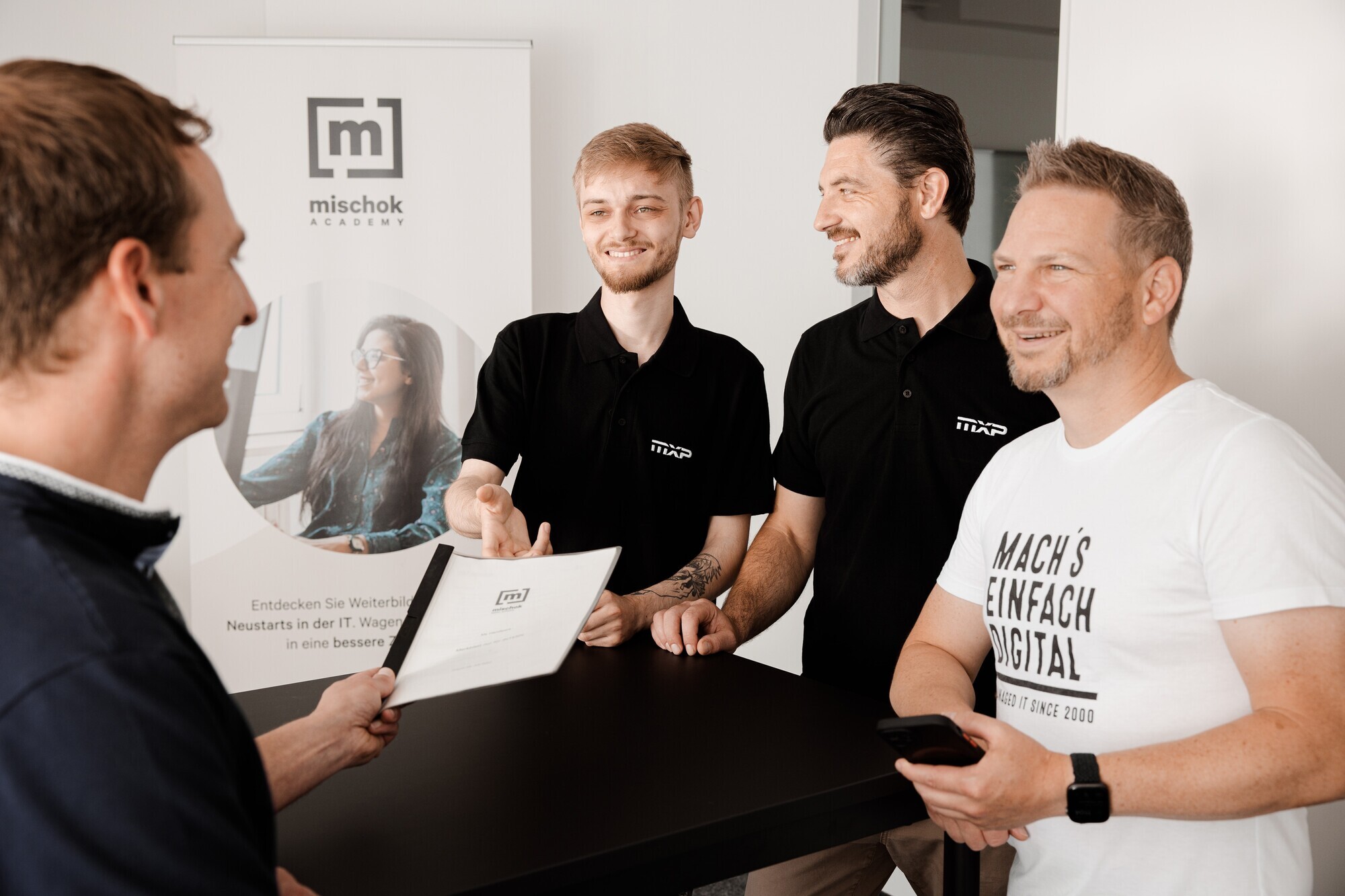 Benjamin Knecht (mitte) freut sich über die neue Zusammenarbeit. Foto: Kf business