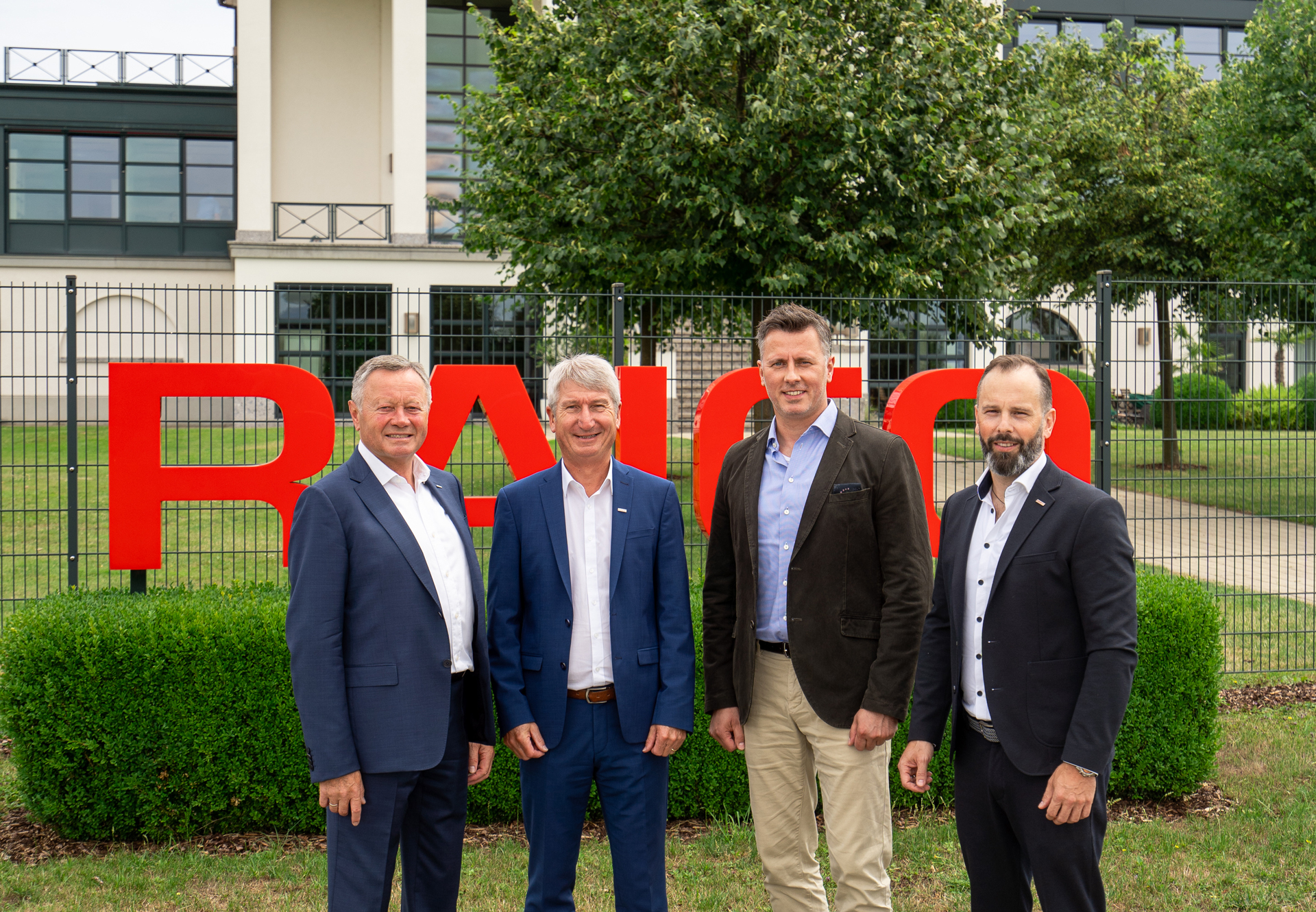 Geschäftsführer ab 01.10.2023: Hagen Weber und Bernd Schweinberger, (v.l.n.r.), vor dem RAICO Headquarters in Pfaffenhausen