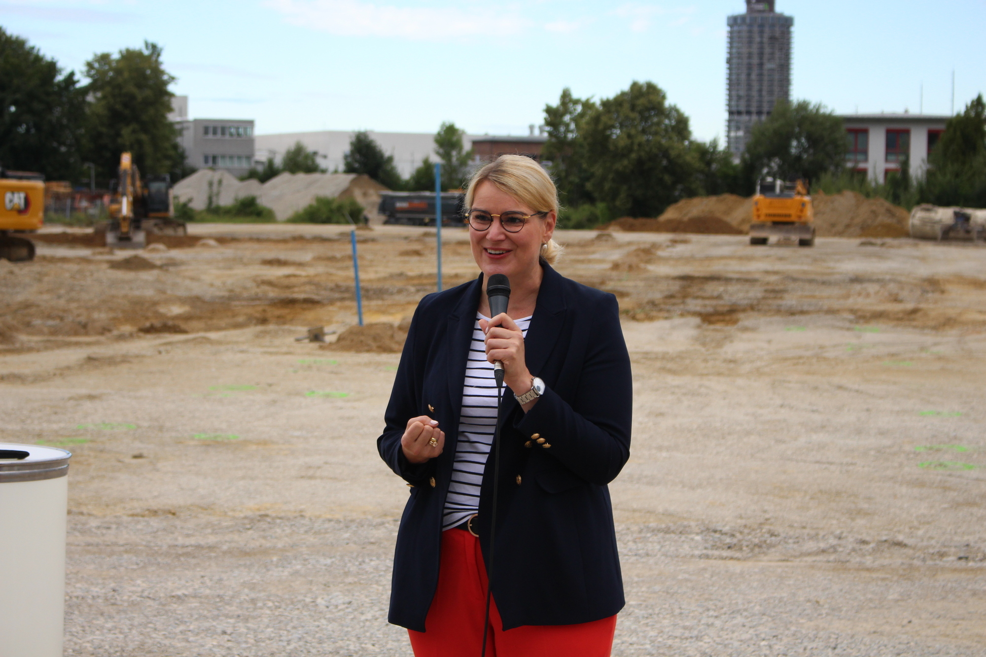 Eva Weber wertet das neue Schwaba-Autohaus als starkes Zeichen für die Attraktivität des Standorts Augsburg. Foto: B4BSCHWABEN.d