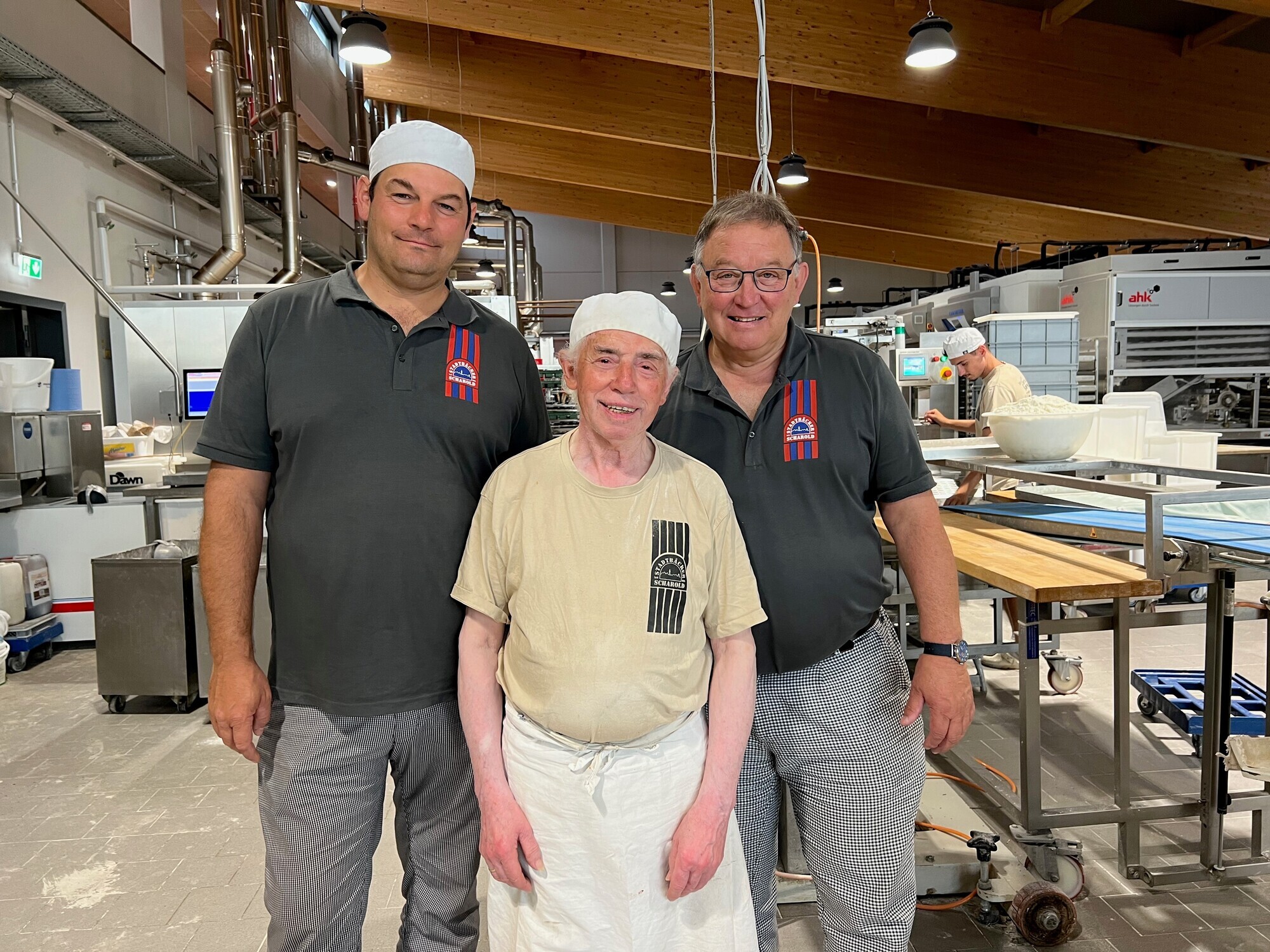 Rainer und Richard Scharold (rechts) gratulieren ihrem Jubilar Max Rösele zu 70 Jahren Betriebszugehörigkeit
