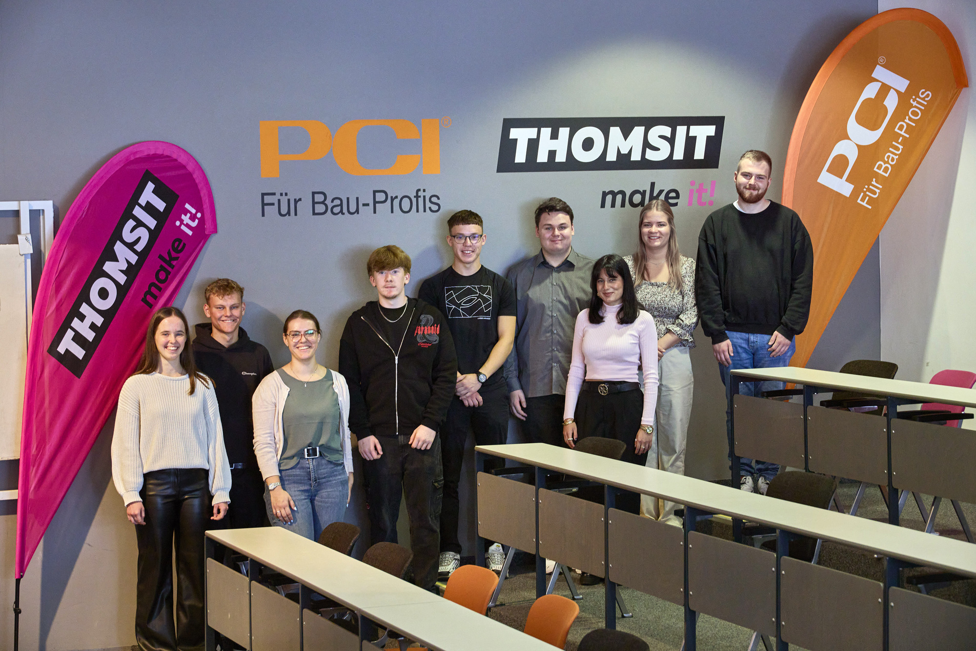 Insgesamt elf neue Azubis beginnen 2023 ihre Ausbildung bei der PCI Augsburg GmbH, im Bild die Auszubildenden am PCI-Hauptsitz i