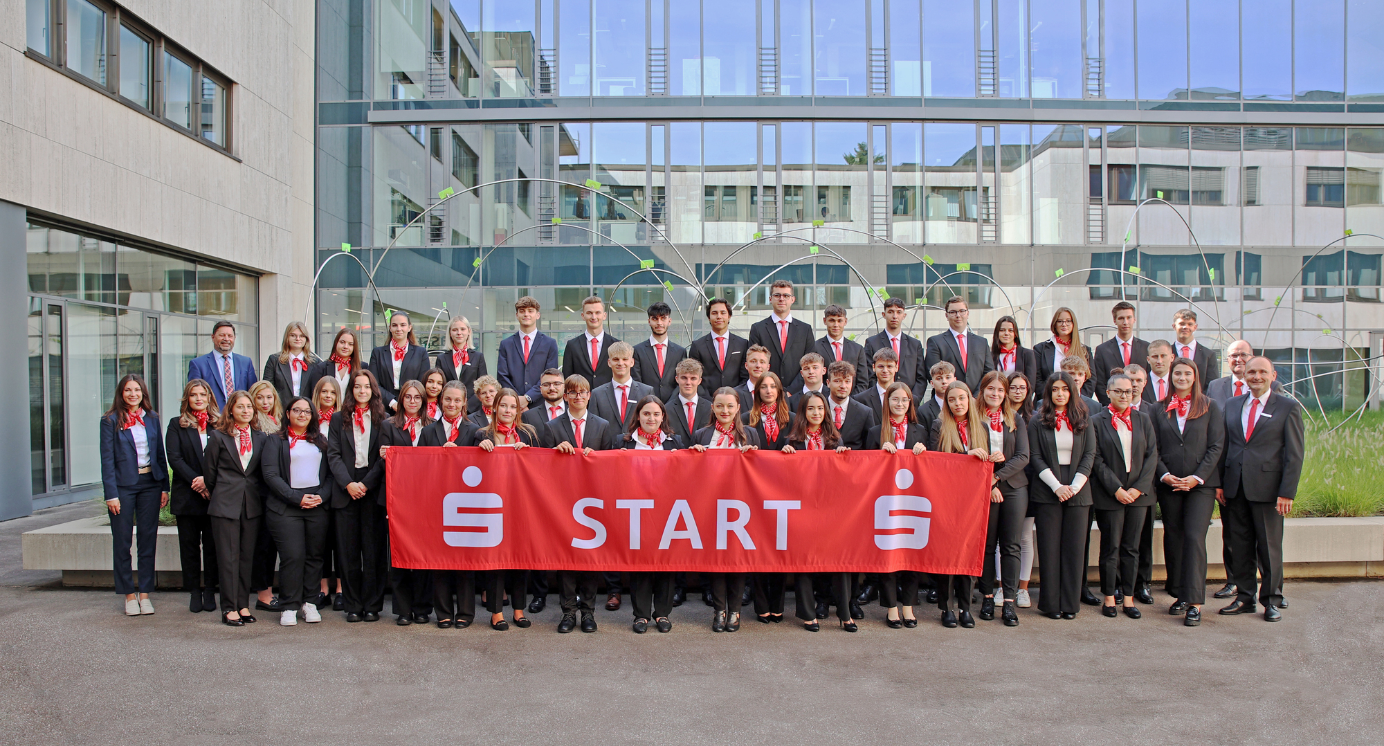 50 Azubis sind bei der Sparkasse Schwaben-Bodensee ins Berufleben gestartet.