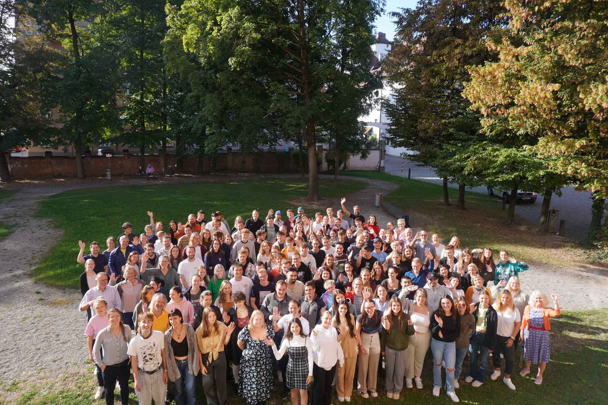 Studierende und Dozenten des Staatsinstituts Augsburg laden zum Tag der offenen Tür ein. Foto: Staatsinstitut Augsburg