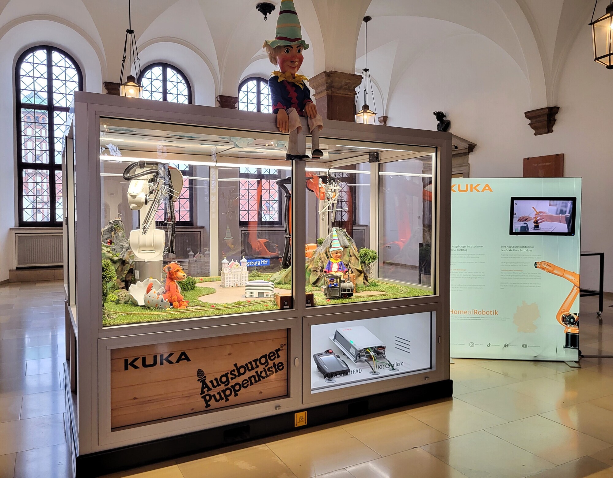 So sehen die zwei Kuka Roboter während ihrem Einsatz als Puppenspieler aus.