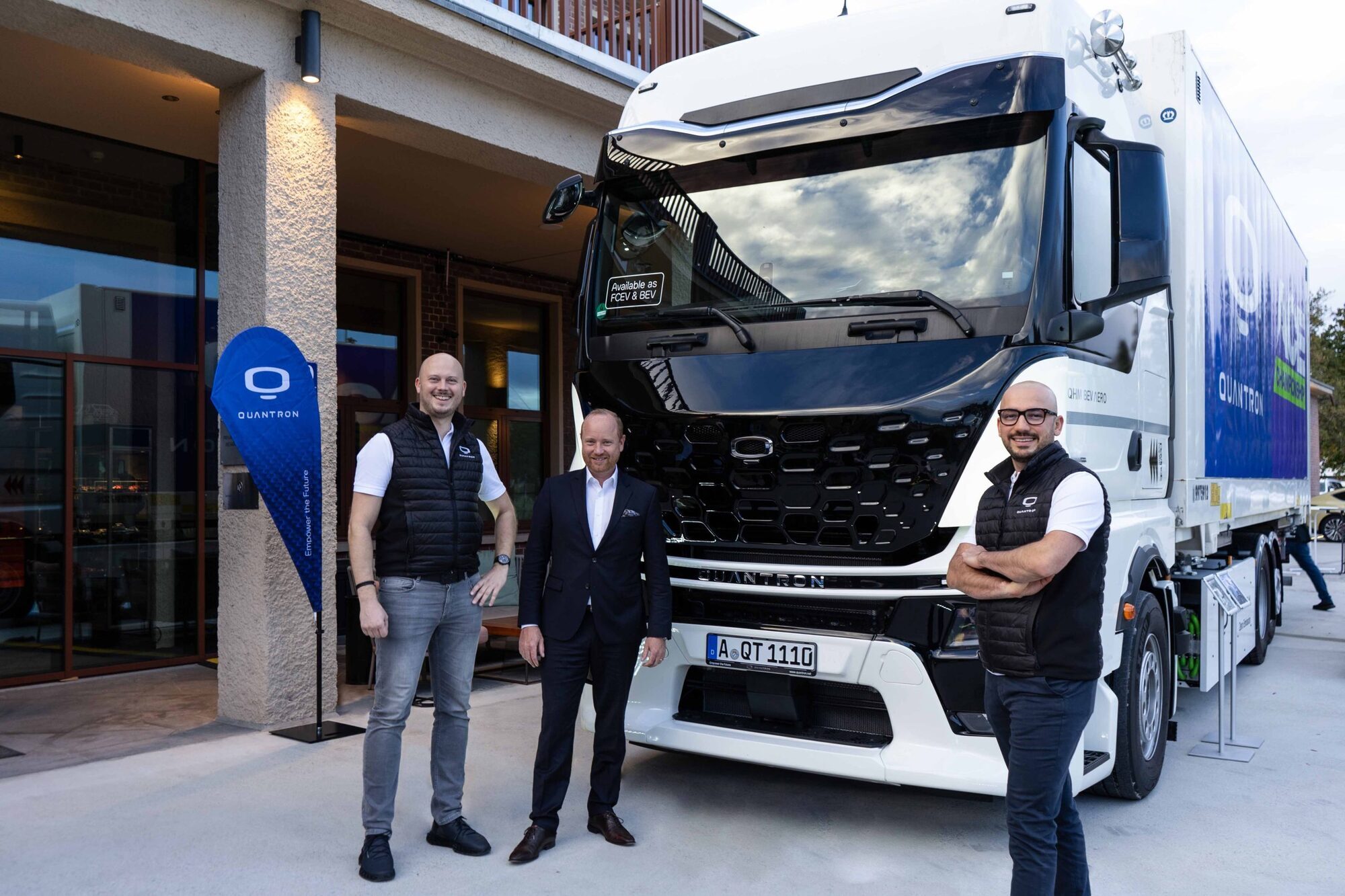 Quantron QHM AERO Truck mit Quantron Management Martin Lischka (CMO, Brand & Strategy), Andreas Haller (Gründer und Vorstandsvor