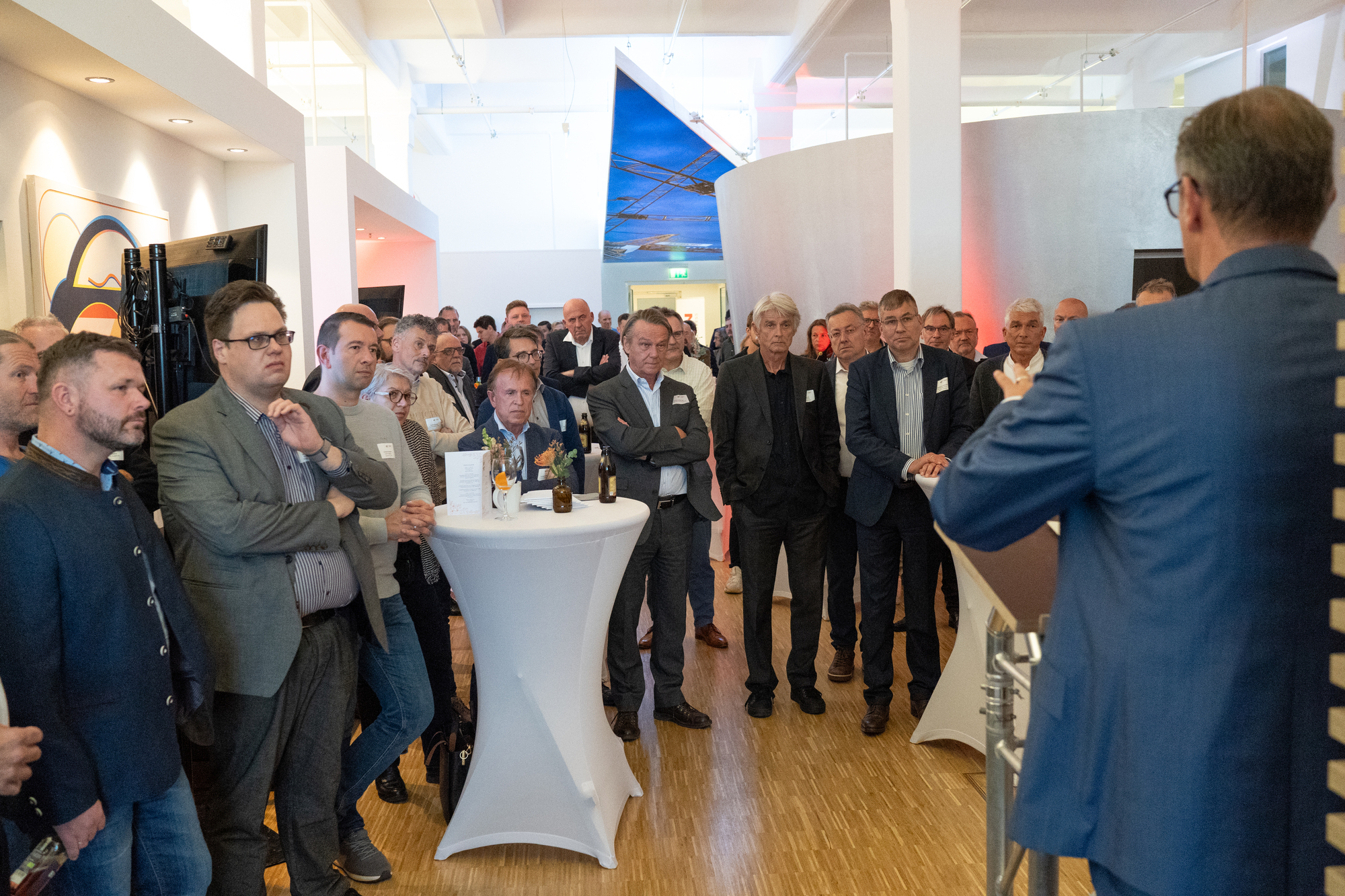 Die Gäste der Jubiläumsfeier von Züblin folgen einem Grußwort. Foto: Züblin