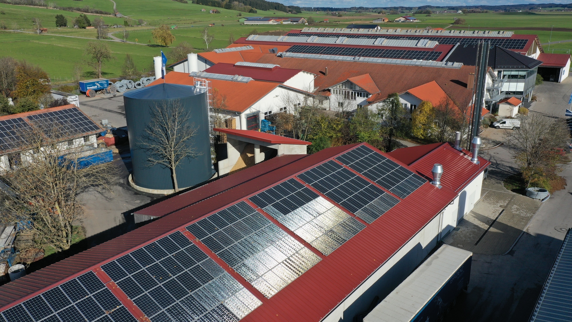 Mehr als 2.300 PV-Module sorgen für eine gute Ausbeute und genug Ertrag, um an sonnigen Tagen den Strombedarf des ­Unternehmens