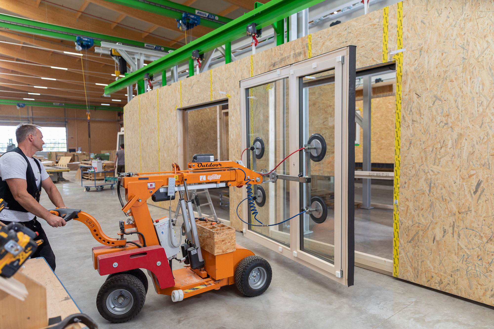 Vorgefertigtes Wandelement mit bereits im Werk eingebauten Fenstern. Bild: Marco Kleebauer im Auftrag des Wirtschaftsförderverbandes DONAURIES