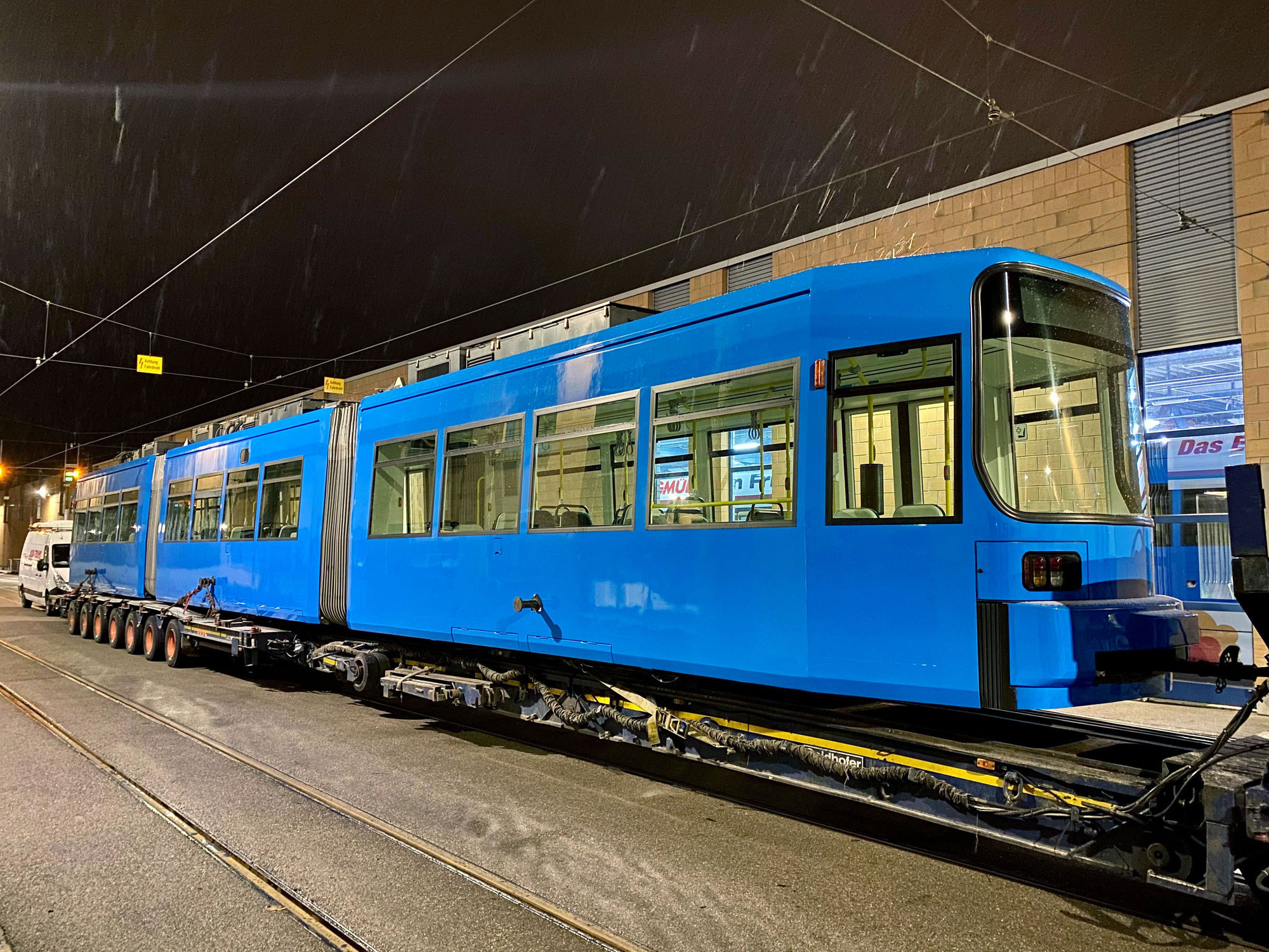In ungewohntem Blau ging die erste GT6-Straßenbahn per Tieflader von Augsburg auf den Weg nach Zagreb.