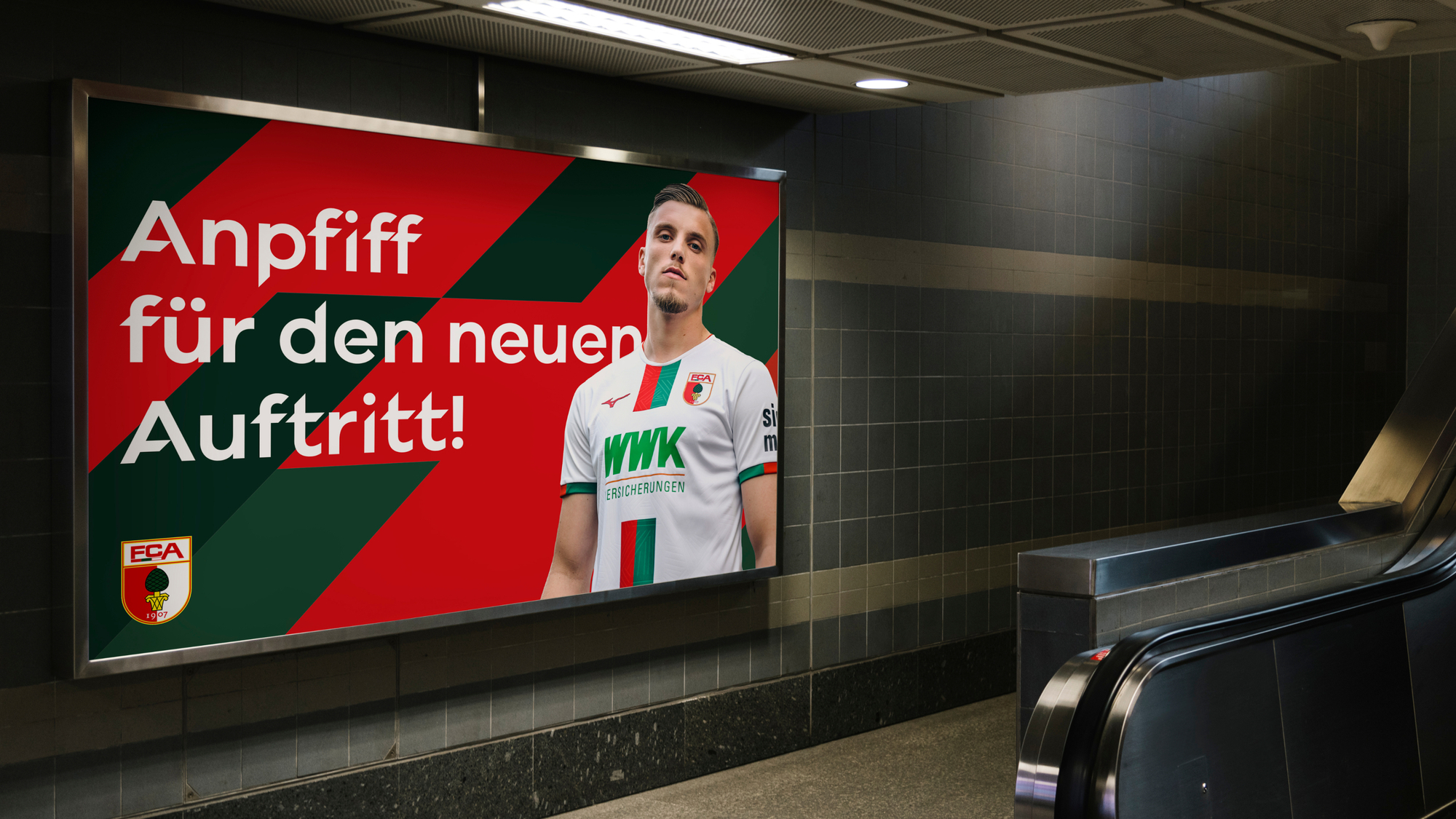 Ein Werbebanner für den neuen Auftritt des FC Augsburg. Foto: FCA