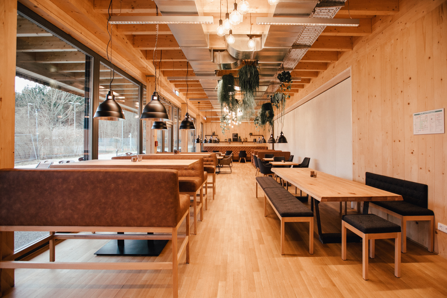 ABA HOLZ realisiert Holzbauprojekte, unter anderem das Restaurant Kommod im Haus der Bürger und Vereine in Pöcking.